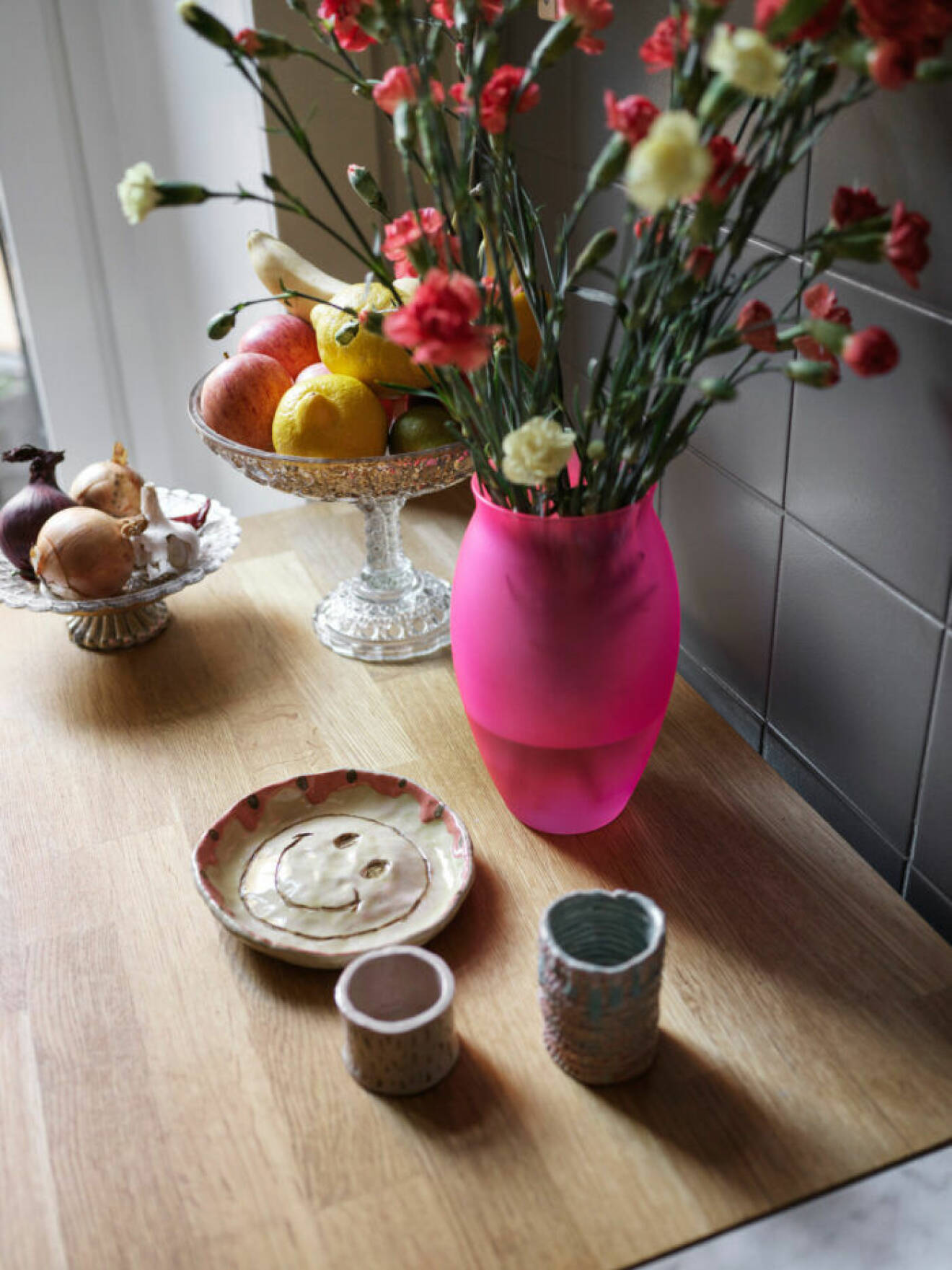 Stilleben med blommor och keramik hos modedesignern på Södermalm i Stockholm