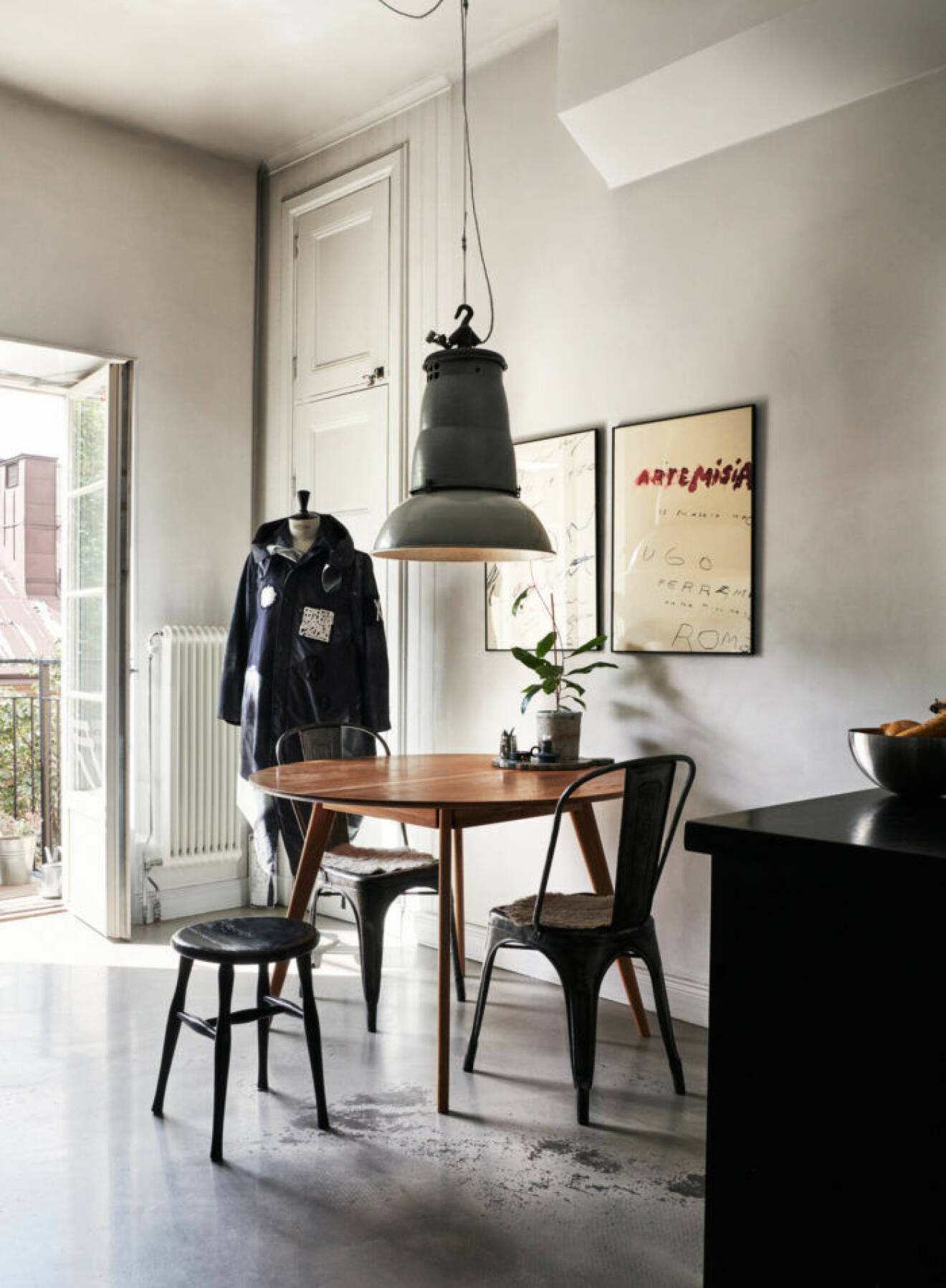Stilrent kök hos modedesignern Lee Cotter i lägenheten i Stockholm