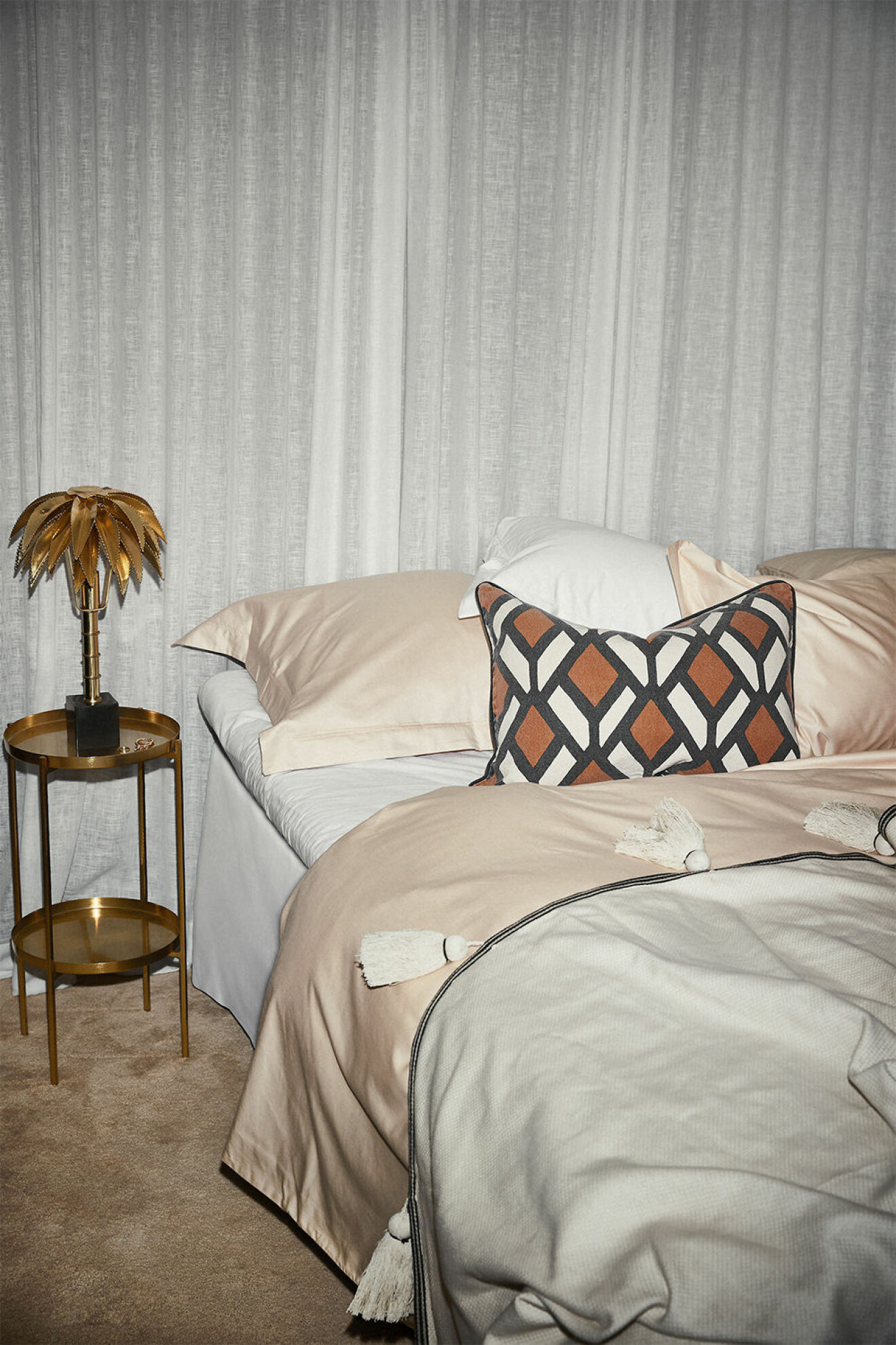 Sängkläder och detaljer från Ellos Homes staycation-kollektion