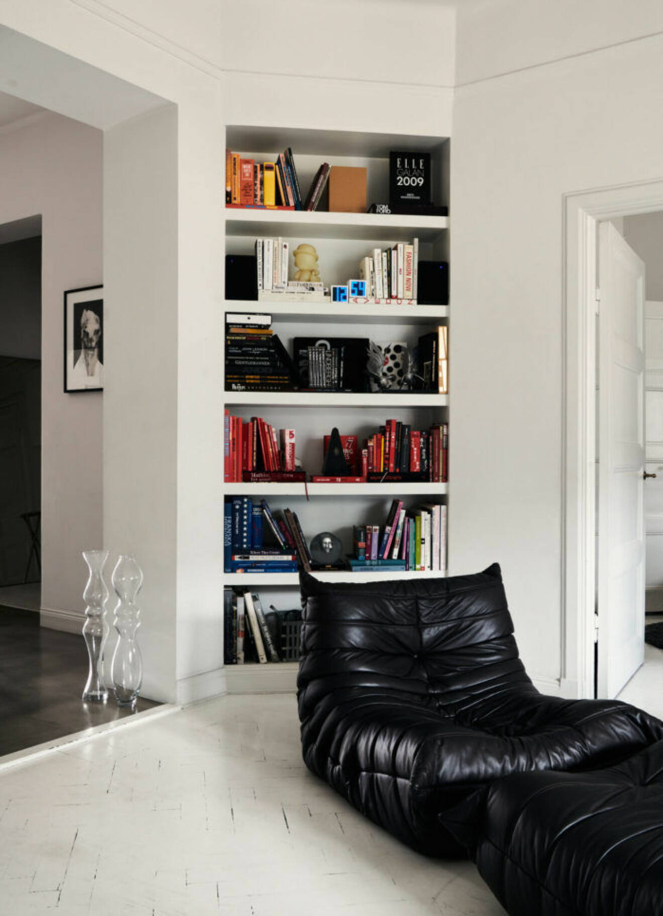 Platsbyggd bokhylla hos modedesignern Lee Cotter i lägenheten i Stockholm