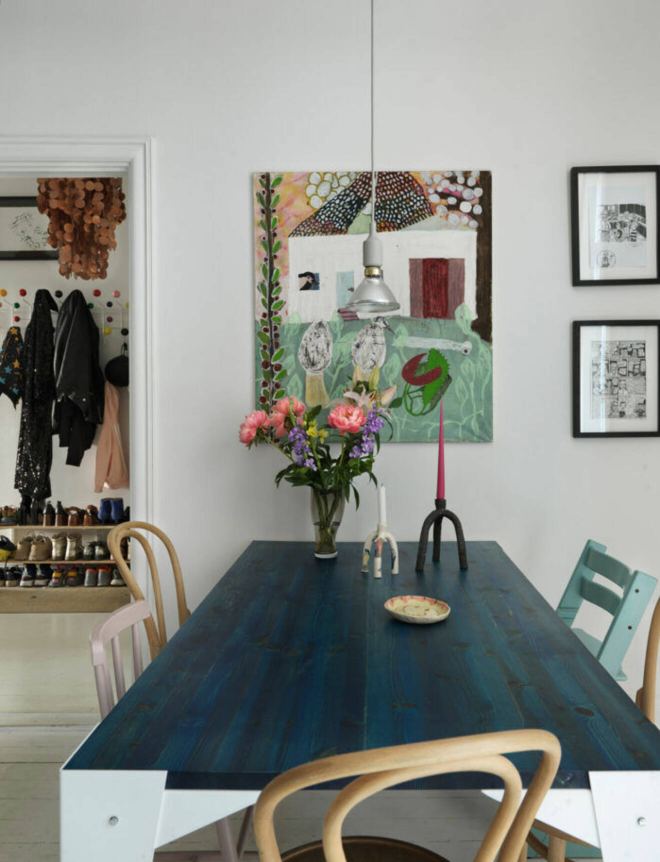 Färgstark konst och blå köksbord hos modedesignern på Södermalm i Stockholm