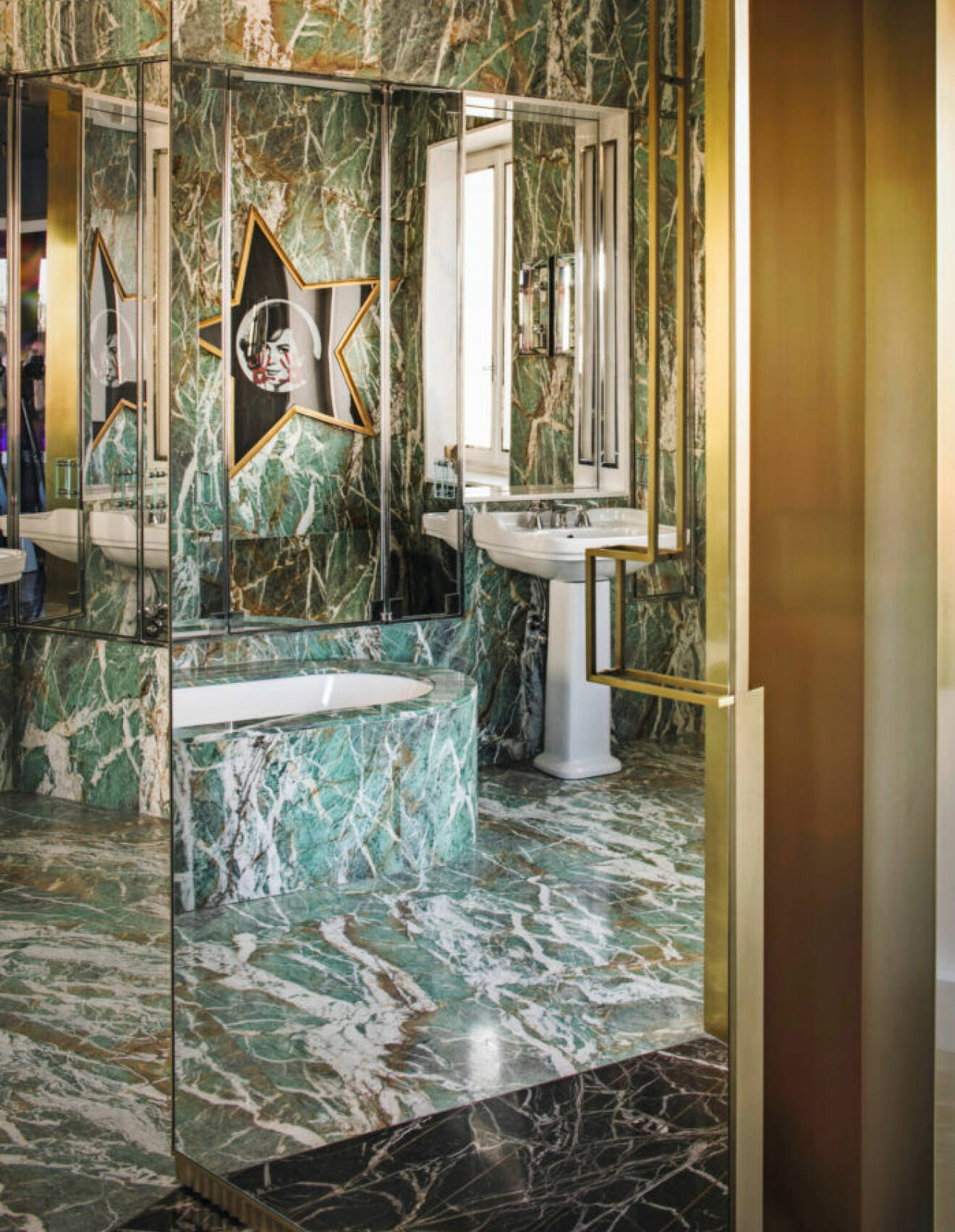Badrum i grön marmor hos arkitekten i Milano
