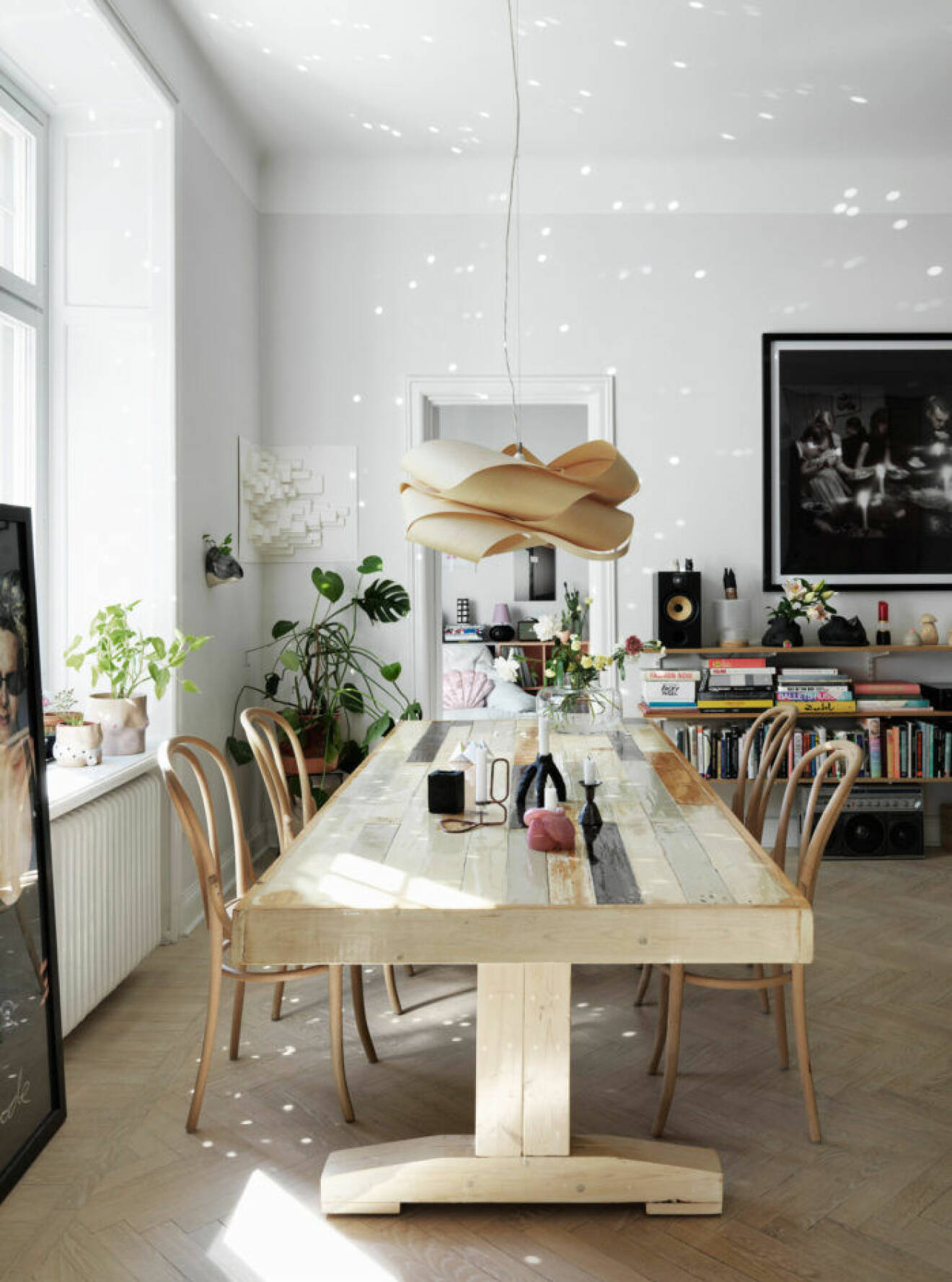 Matsalsbord, lampa och stolar i trä hos modedesignern på Södermalm i Stockholm