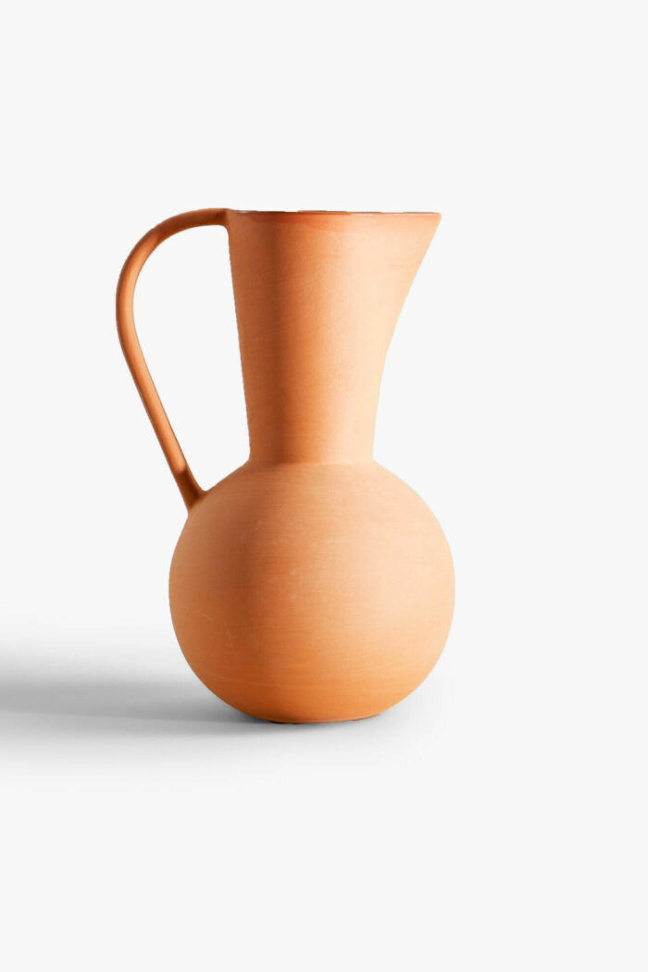 Lekfull keramikvas i en neutral men pigg nyans från Zara Home. 