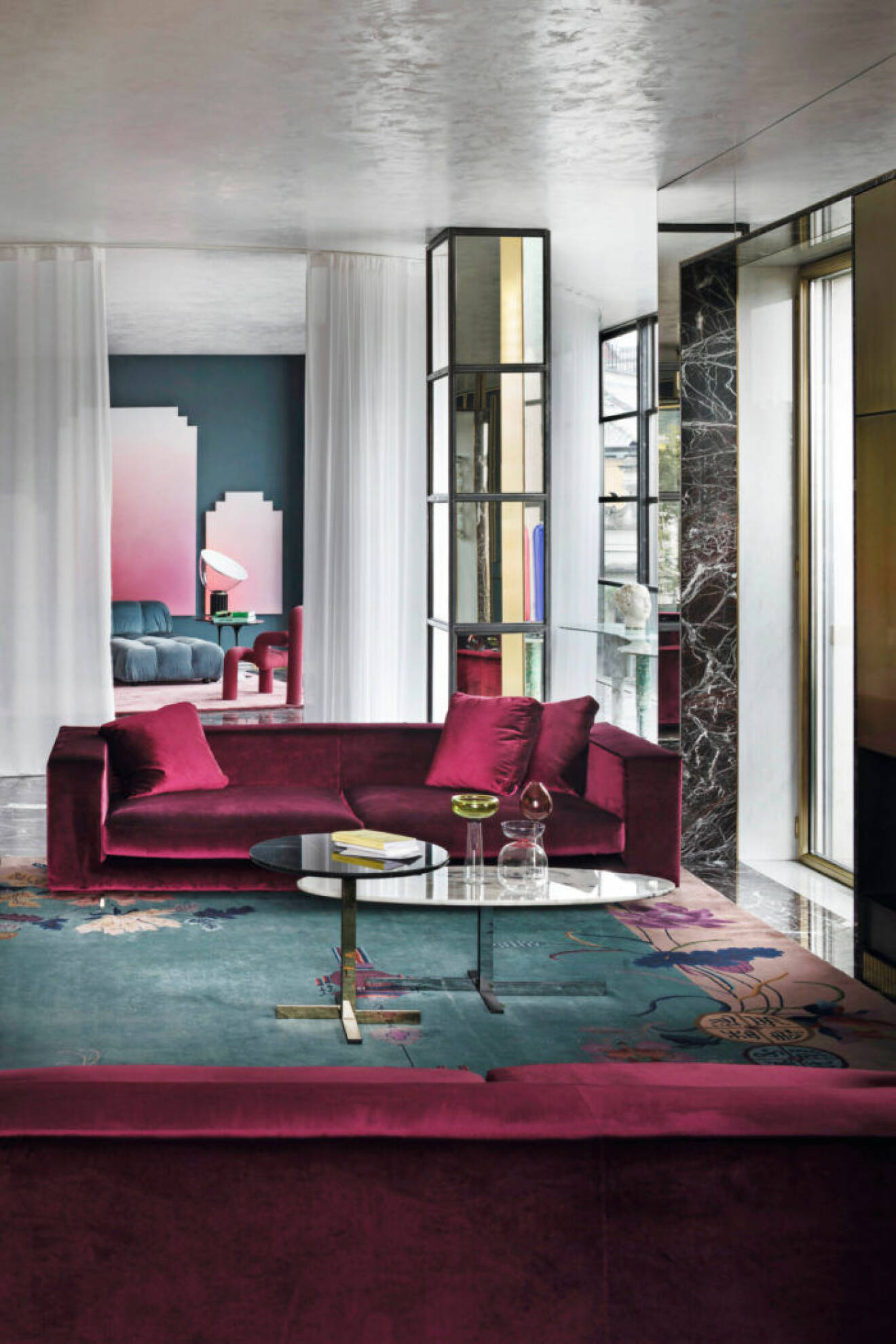 Vardagsrum med lila soffa hos arkitekten i Milano