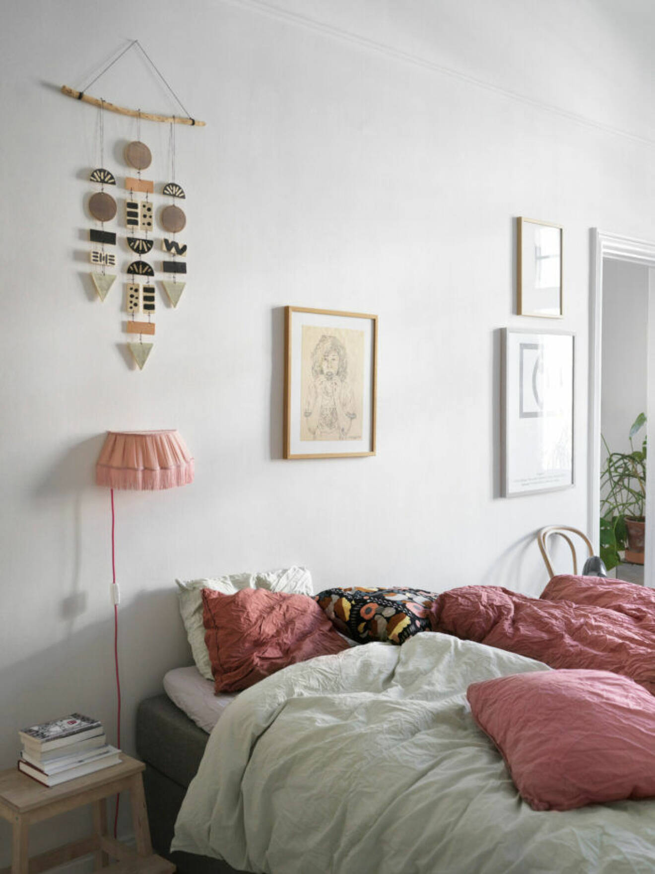 Pastellfärger i sovrummet hos modedesignern på Södermalm i Stockholm