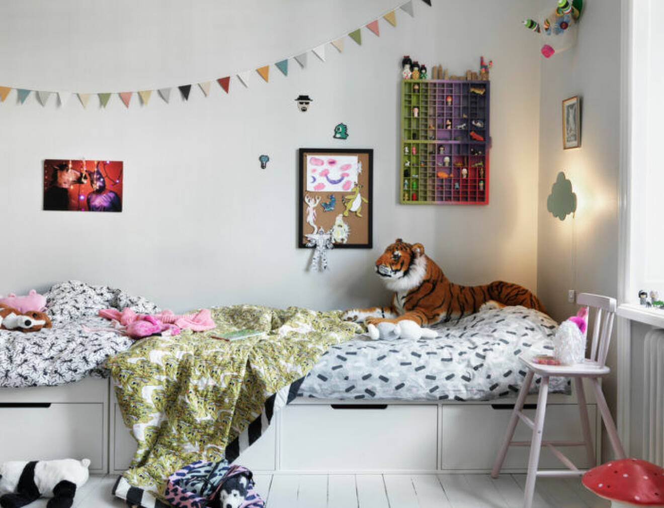 Mönstrade textilier i barnrummet hos modedesignern på Södermalm i Stockholm