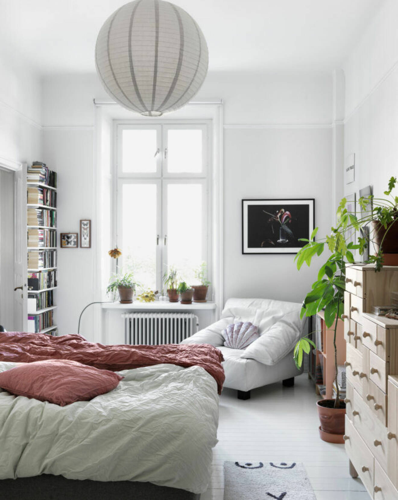 Vita och rosa toner i sovrummet hos modedesignern på Södermalm i Stockholm