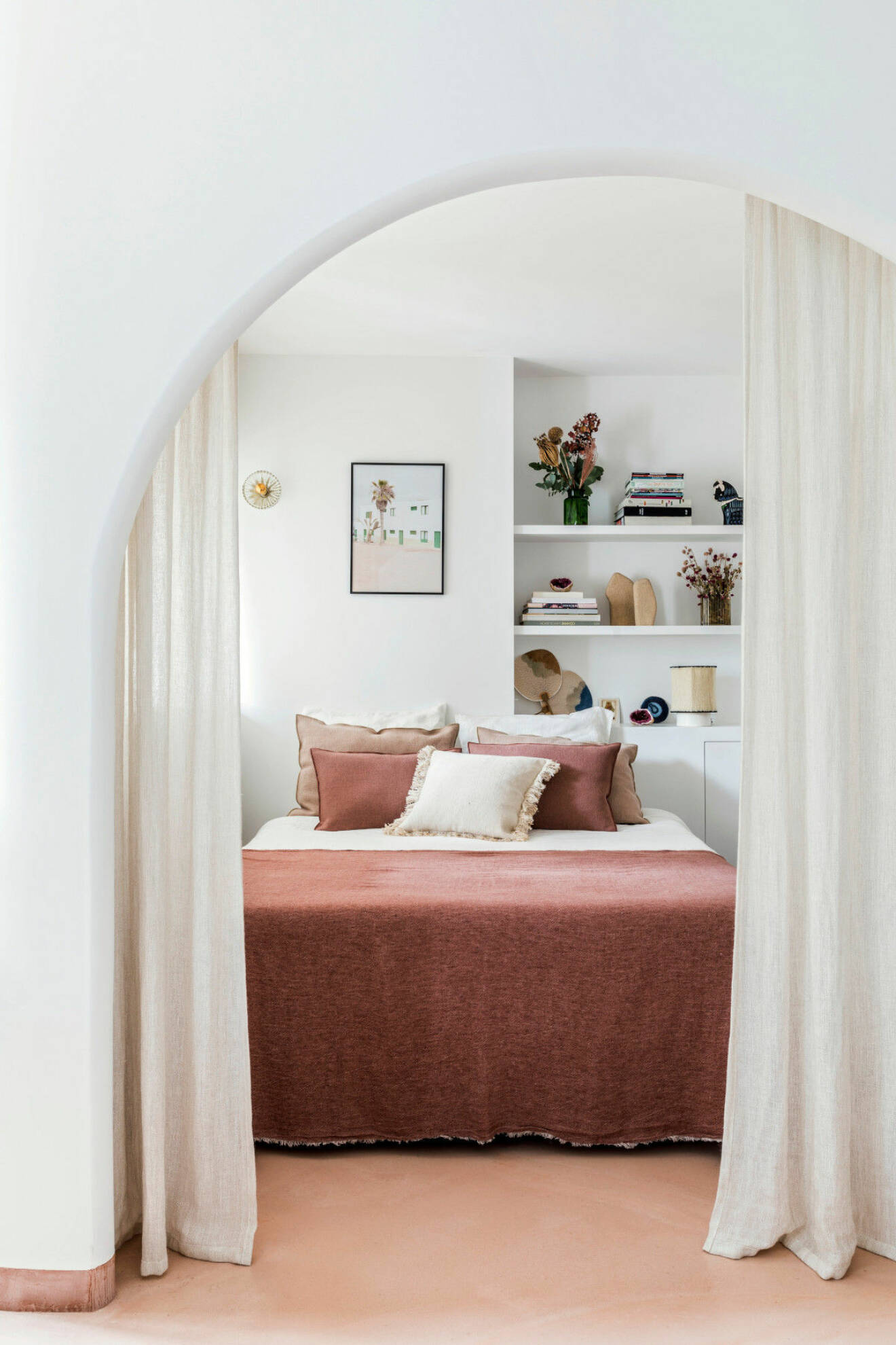 Sovrum i Paris hos inredningsarkitekten Rebecca Benichous