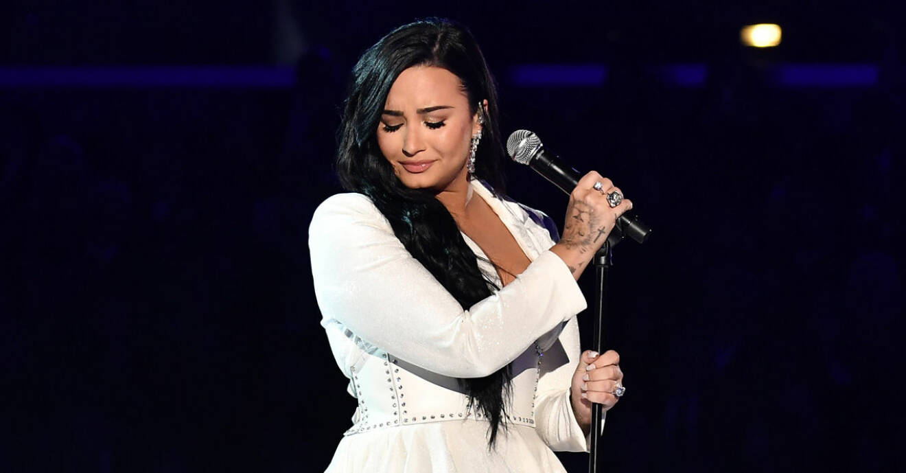 Demi Lovato sjunger på Grammy