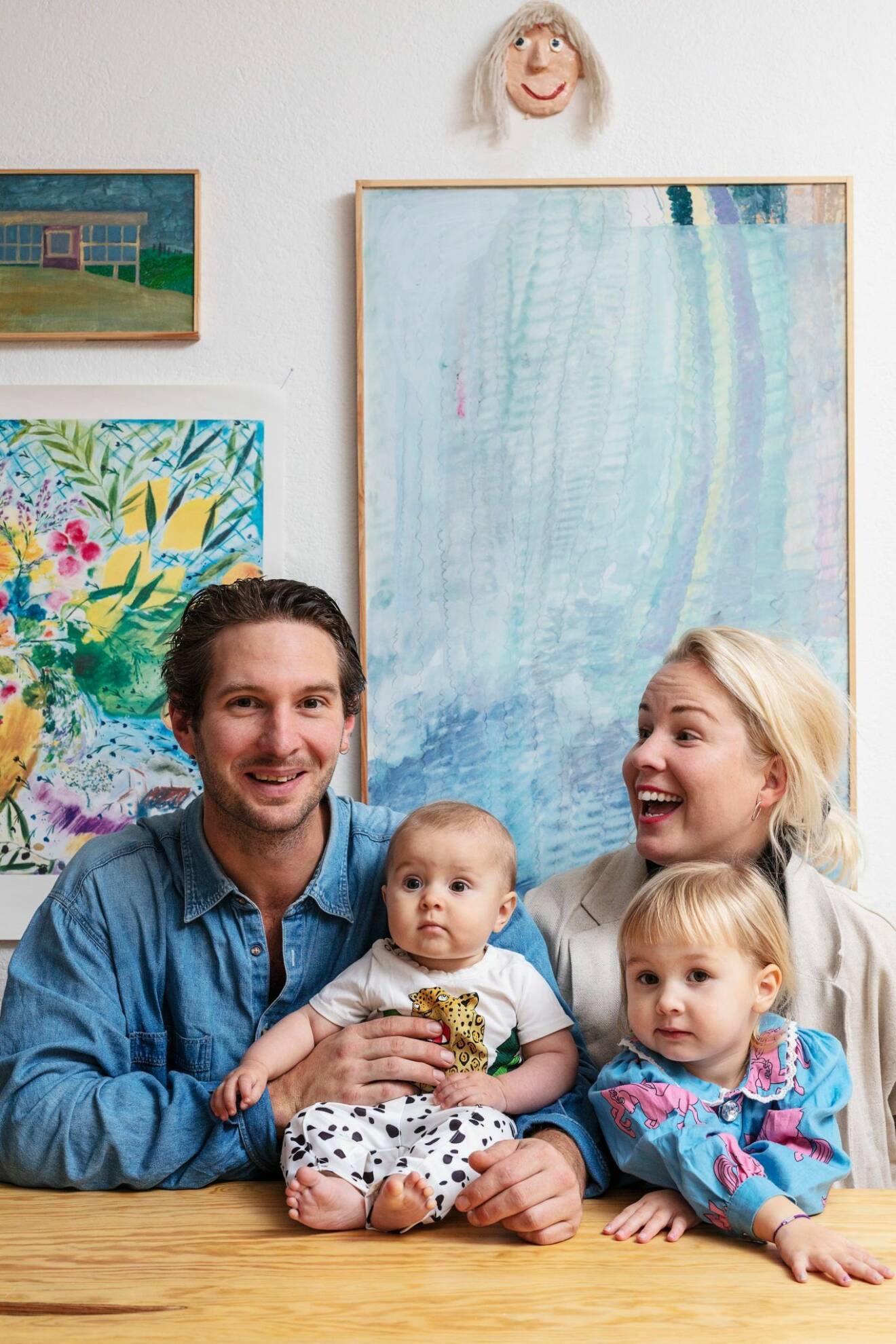 Niclas Runesson och Felicia Wide med familj