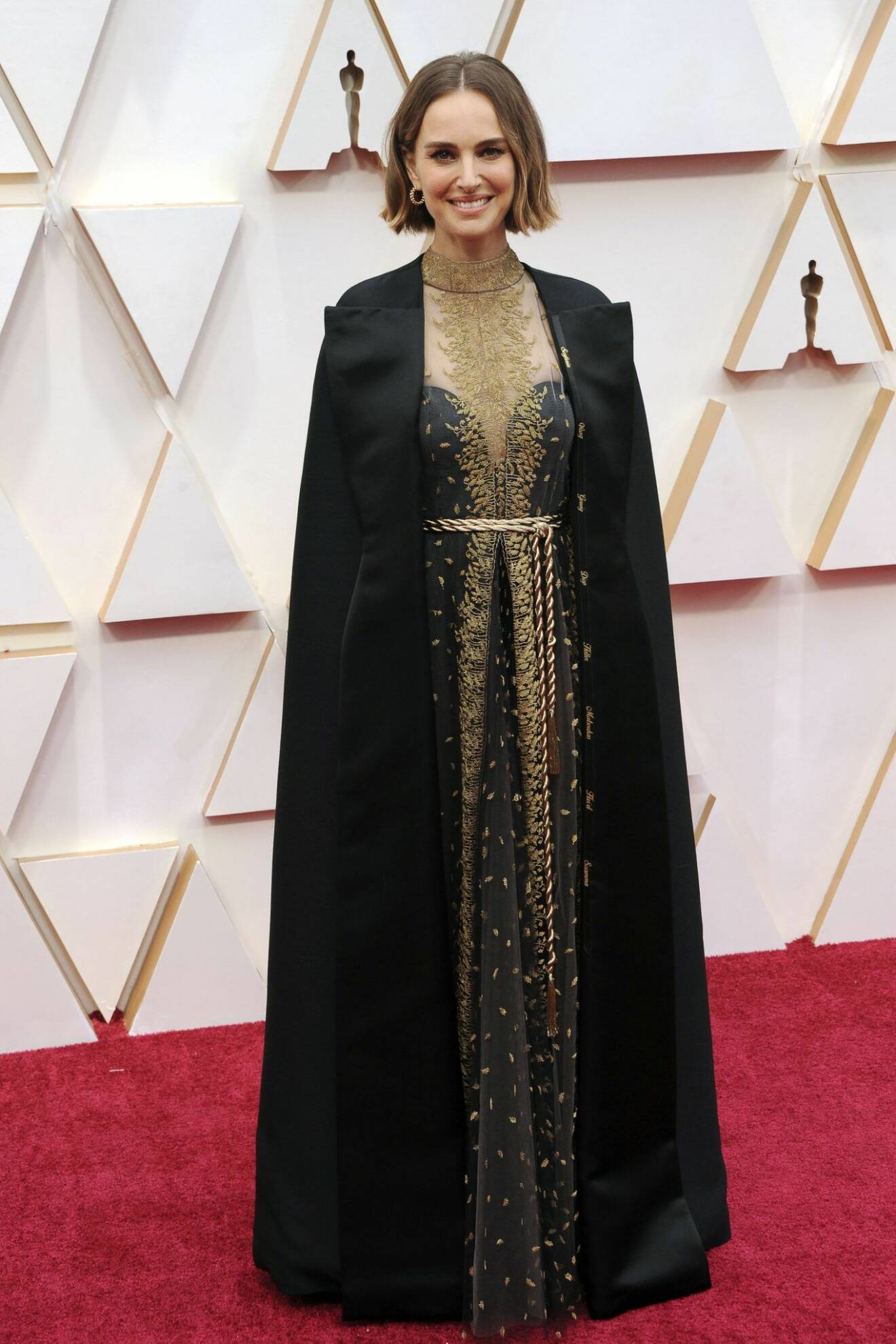 Natalie Portman bar cape med namnen på kvinnliga regissörer under Oscarsgalan 2020. 