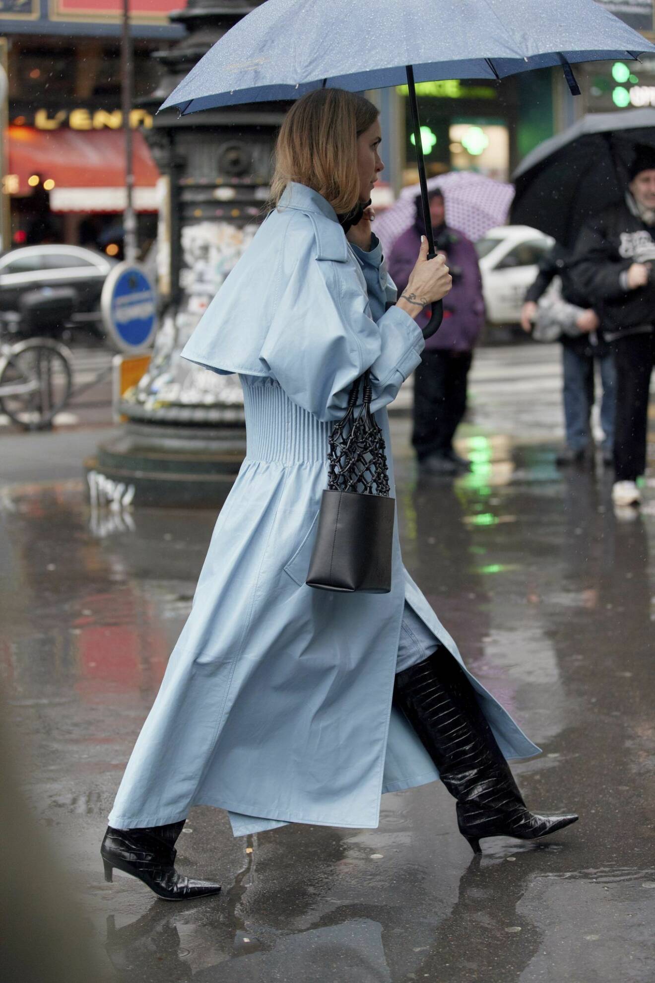 Blå trenchcoat Streetstyle Paris Fashion Week AW20.