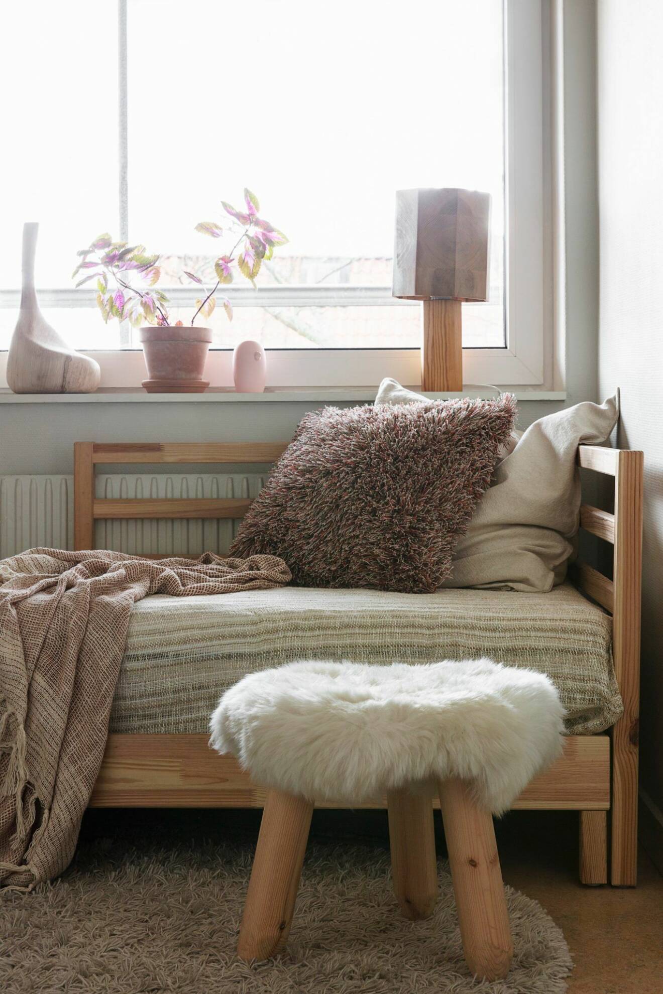 Fåtölj och textil hemma hos träkonstnären i Stockholm