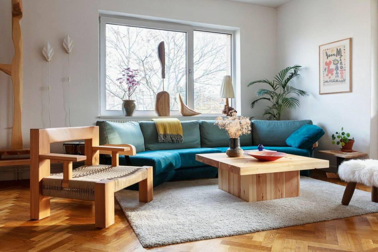 Vardagsrum i trä hemma hos träkonstnären i Stockholm