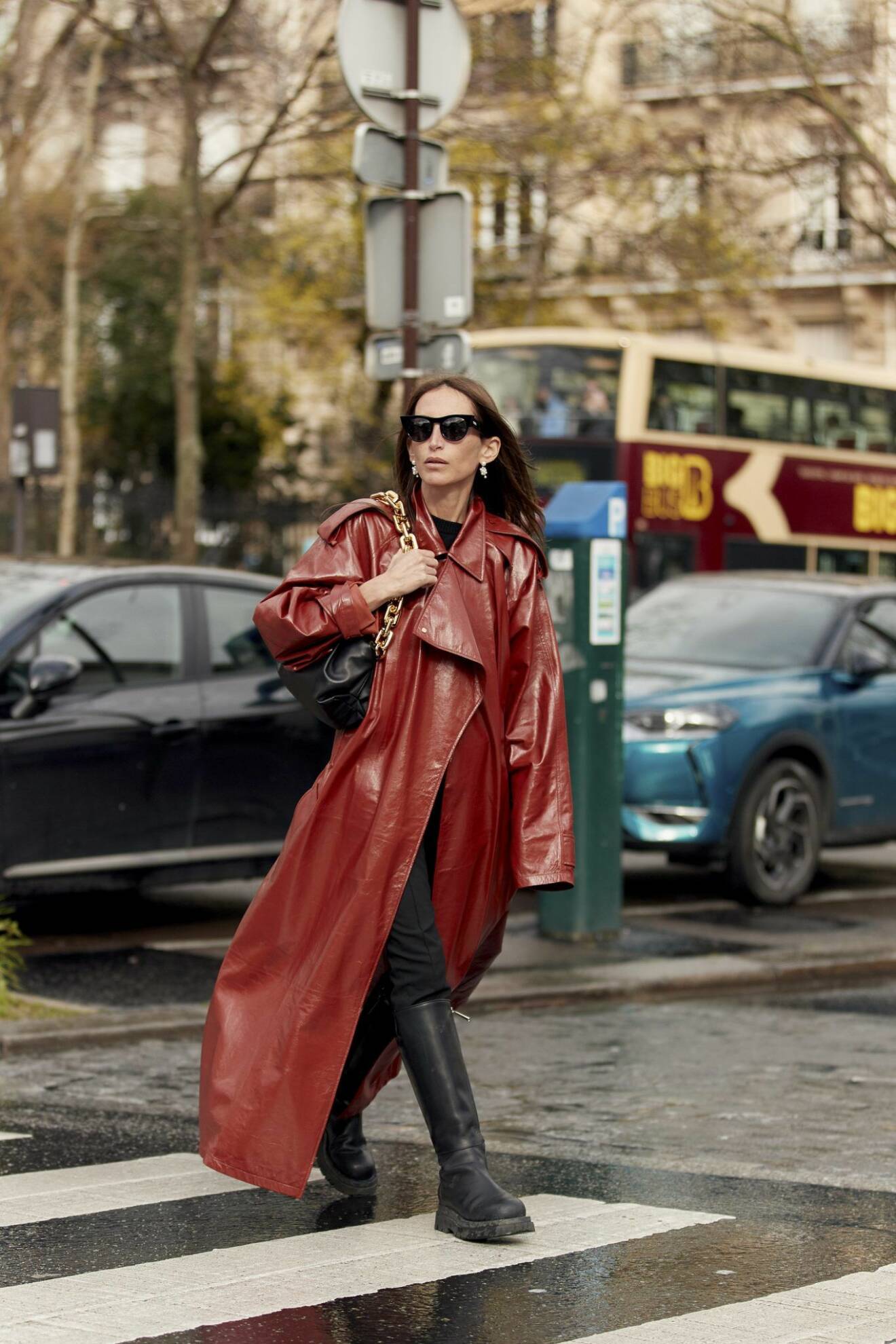 Röd skinntrenchcoat Streetstyle Paris Fashion Week AW20.