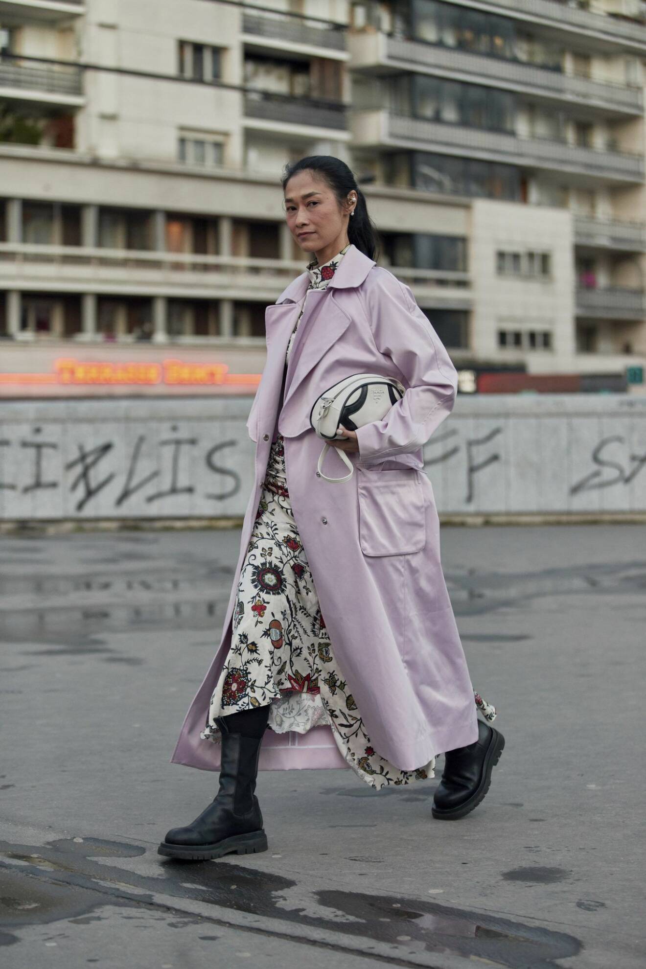 Lila trenchcoat Streetstyle Paris Fashion Week AW20.