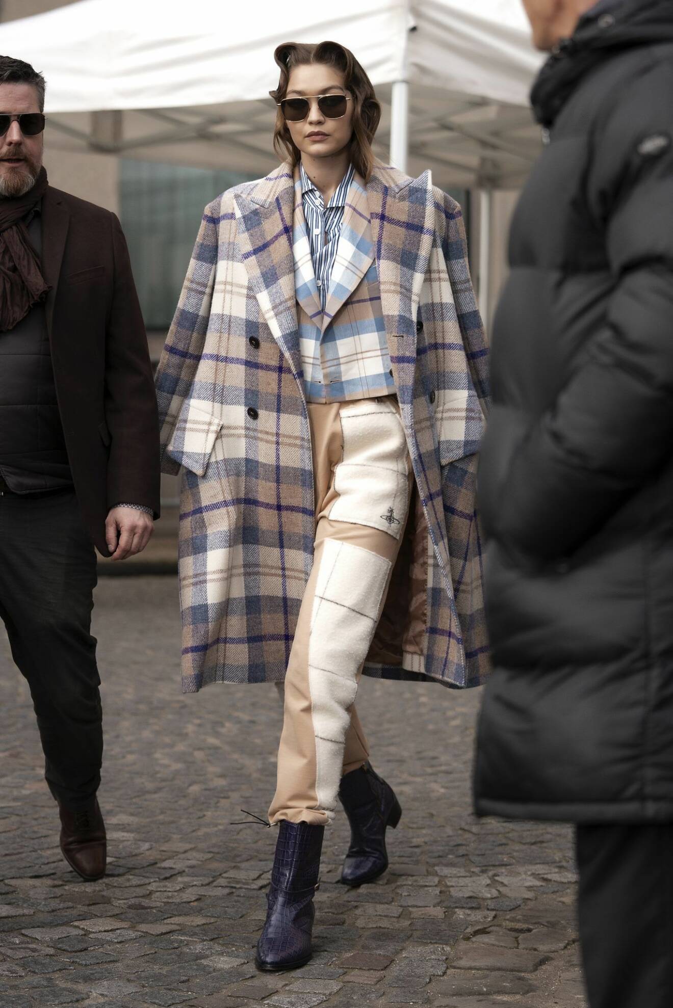 Gigi Hadid fångad på streetstyle under Paris Fashion Week.