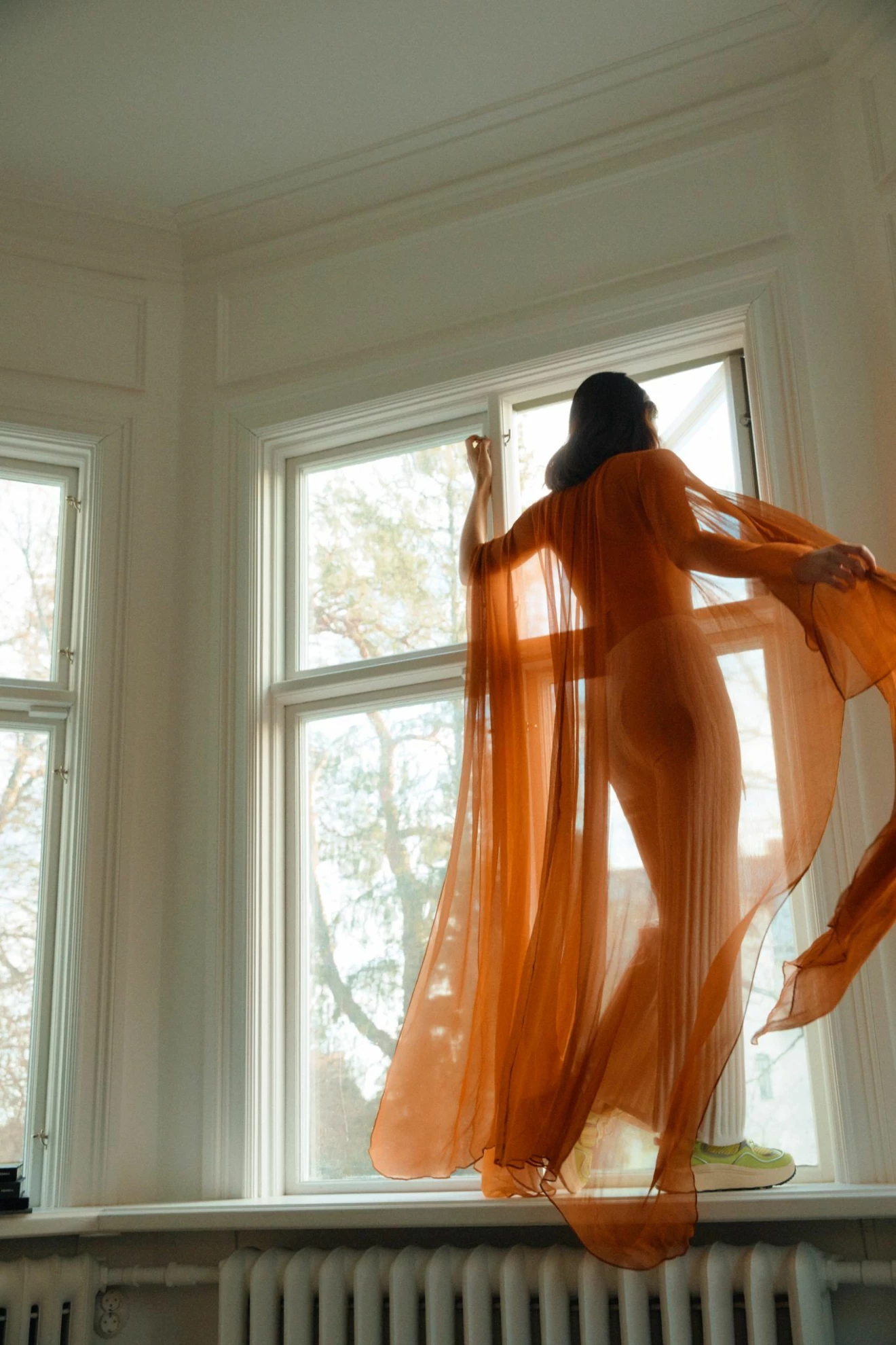 Transparent orange cape från Rodebjer