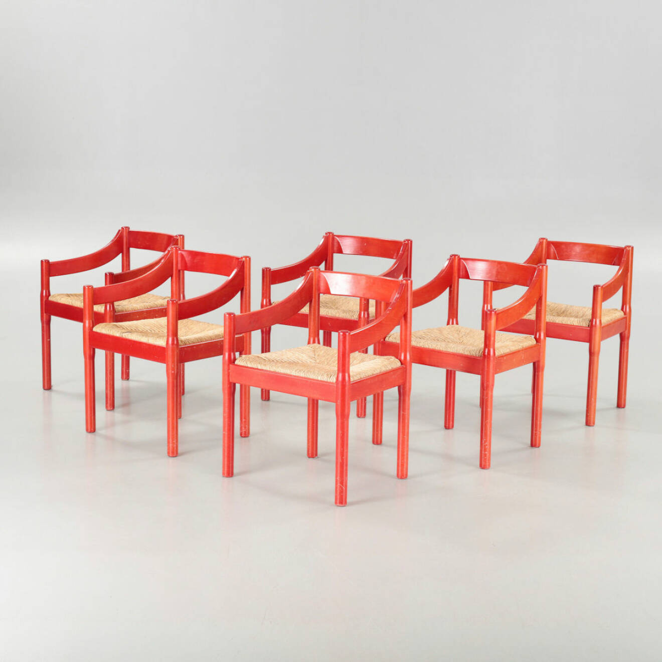 Röda stolar vid namn Carimate av Vico Magistretti för Cassina