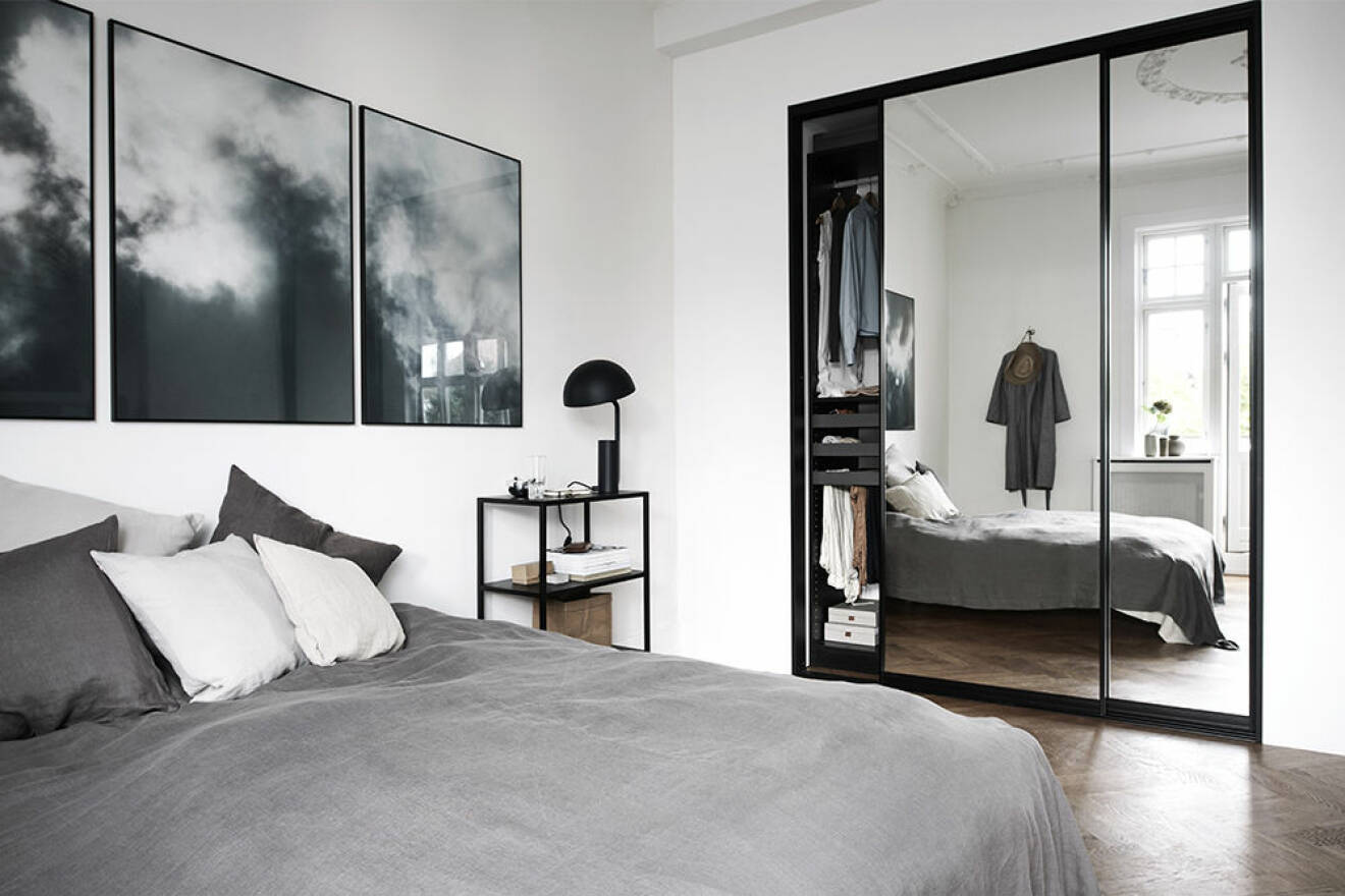 Snygg garderob med spegeldörrar i sovrum