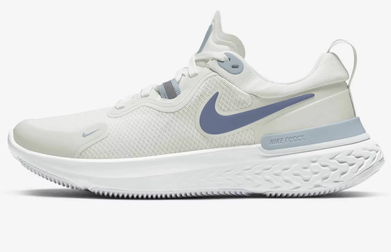 Löparskor i beige, blått och grått från Nike.