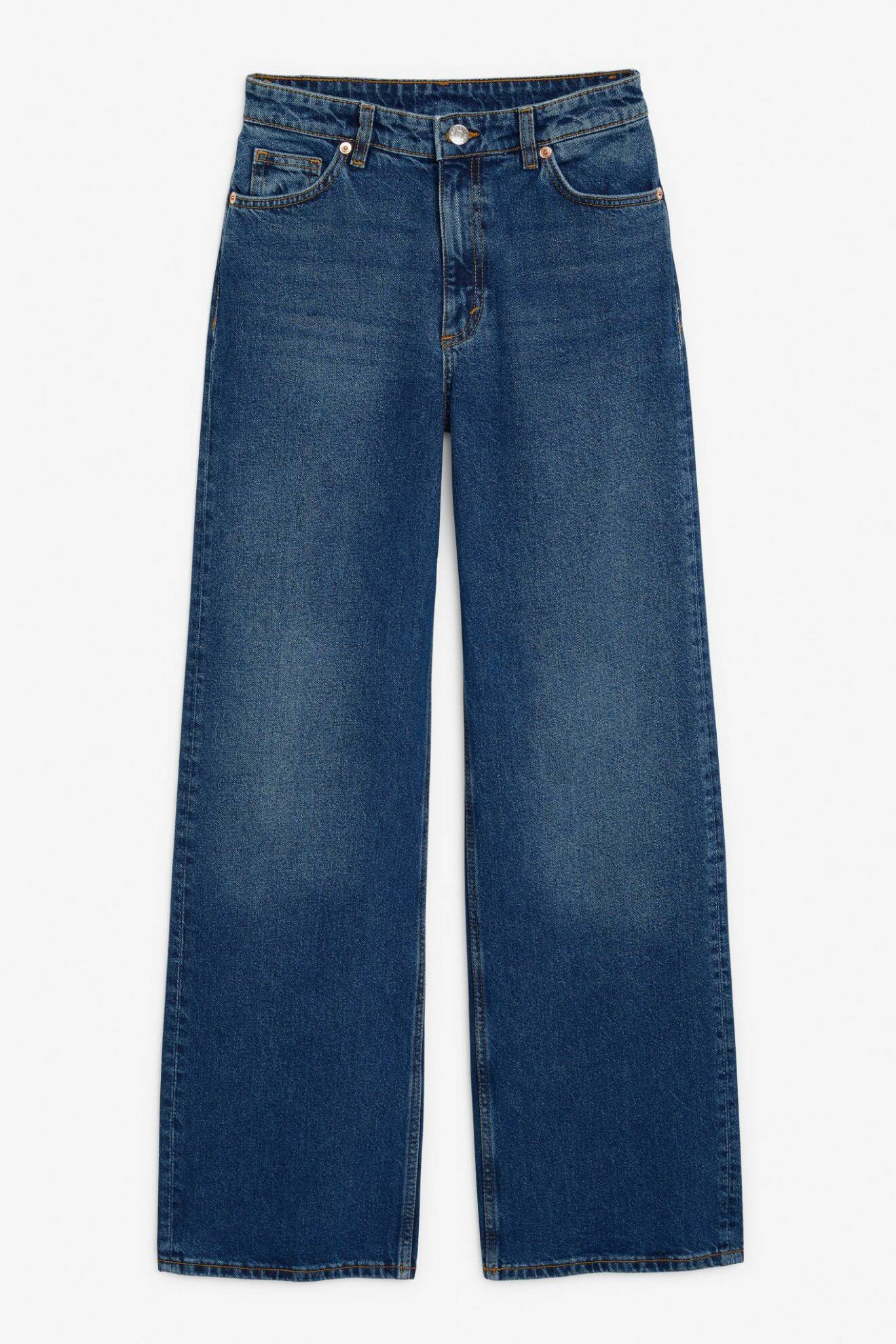 Vida jeans från Monki i en mörkblå tvätt.