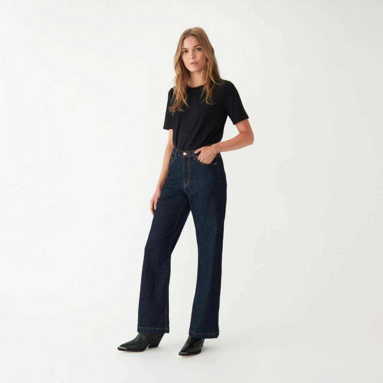 Mörkblå vida jeans med klassiskt uttryck från Carin Wester.