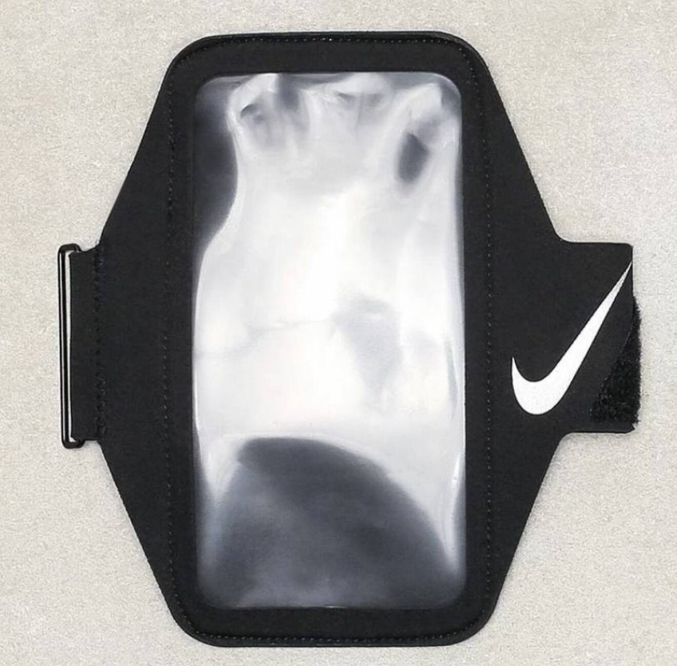 Håll din telefon på plats med en smidig mobilhållare, som denna från Nike.
