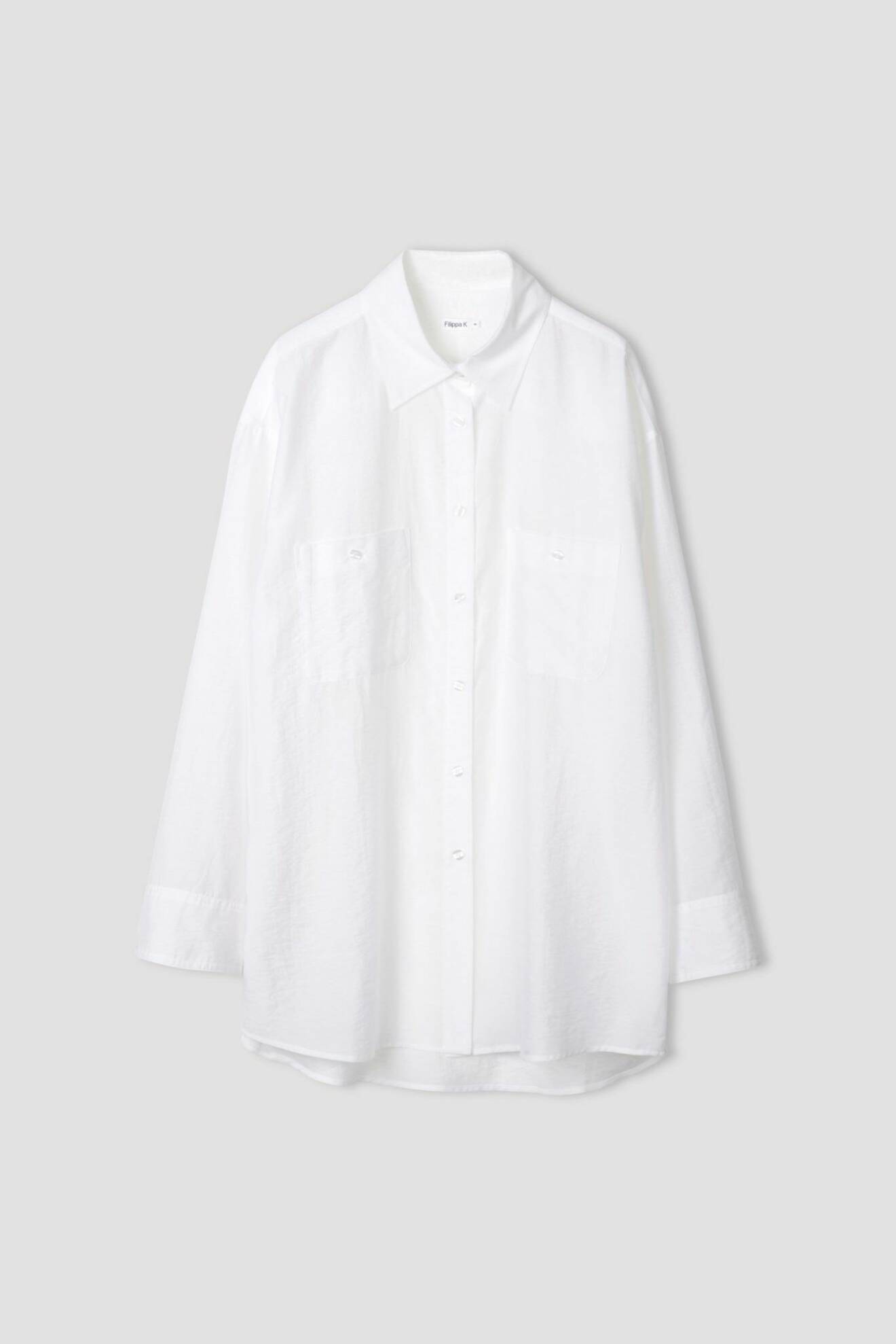 Den vita skjortan i längre modell är 100 % rätt alla dagar i veckan.