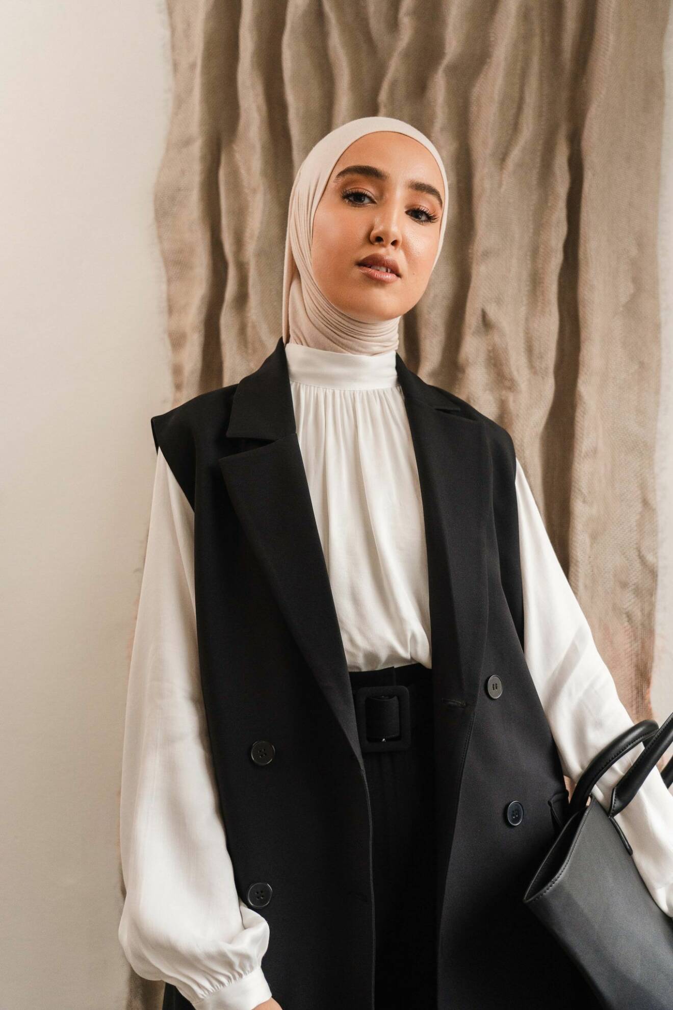 Imane Asry x Na-kd: Svart väst och svarta byxor
