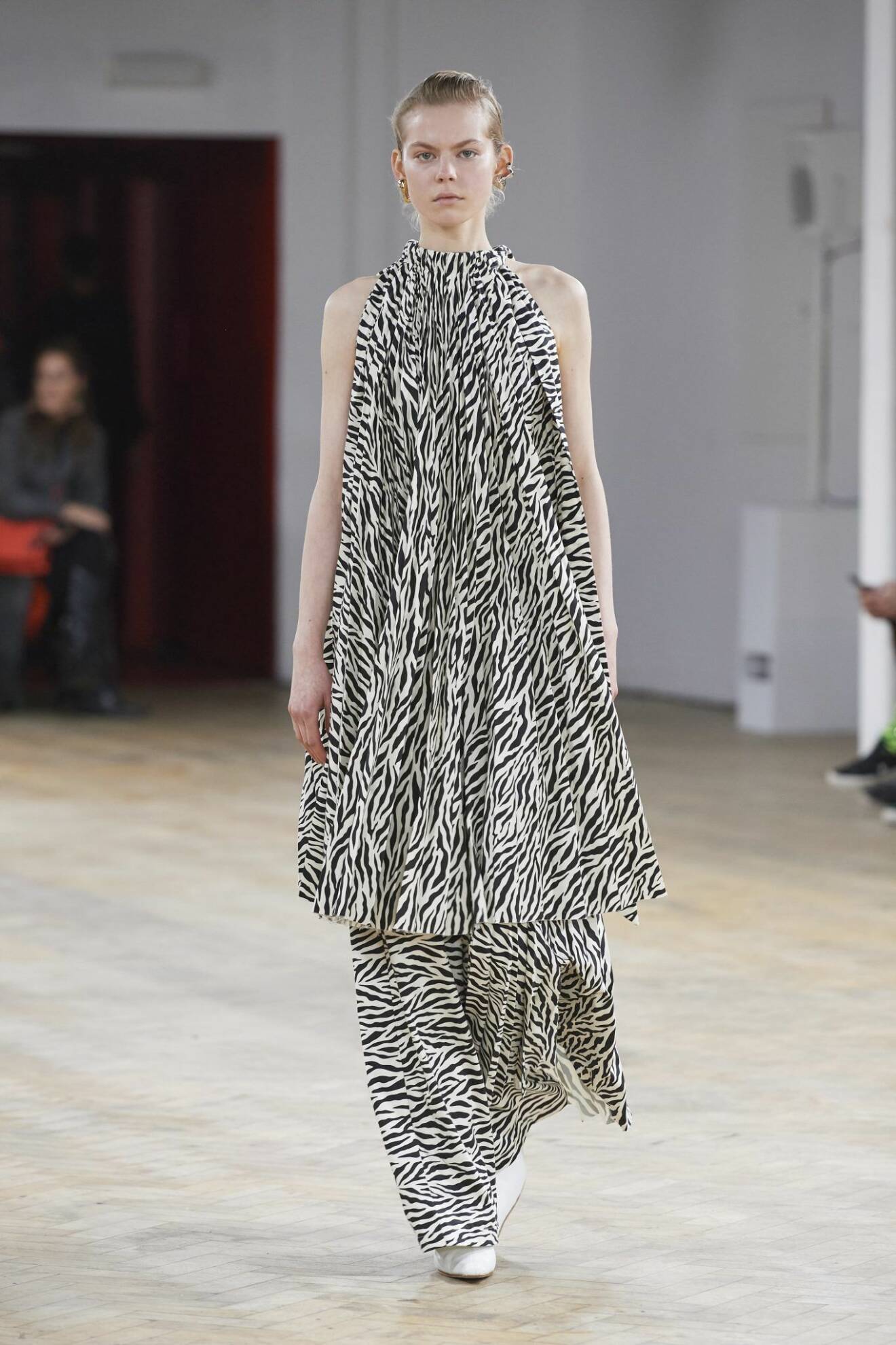 Zebramönstrad klänning med tillhörande byxor