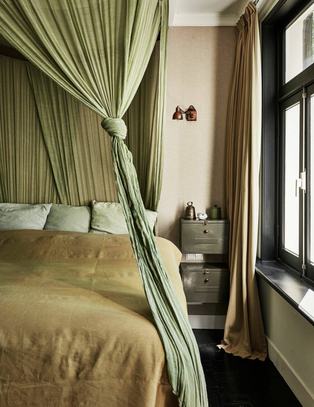 Sovrum i gröna toner i hemmet i Amsterdam.