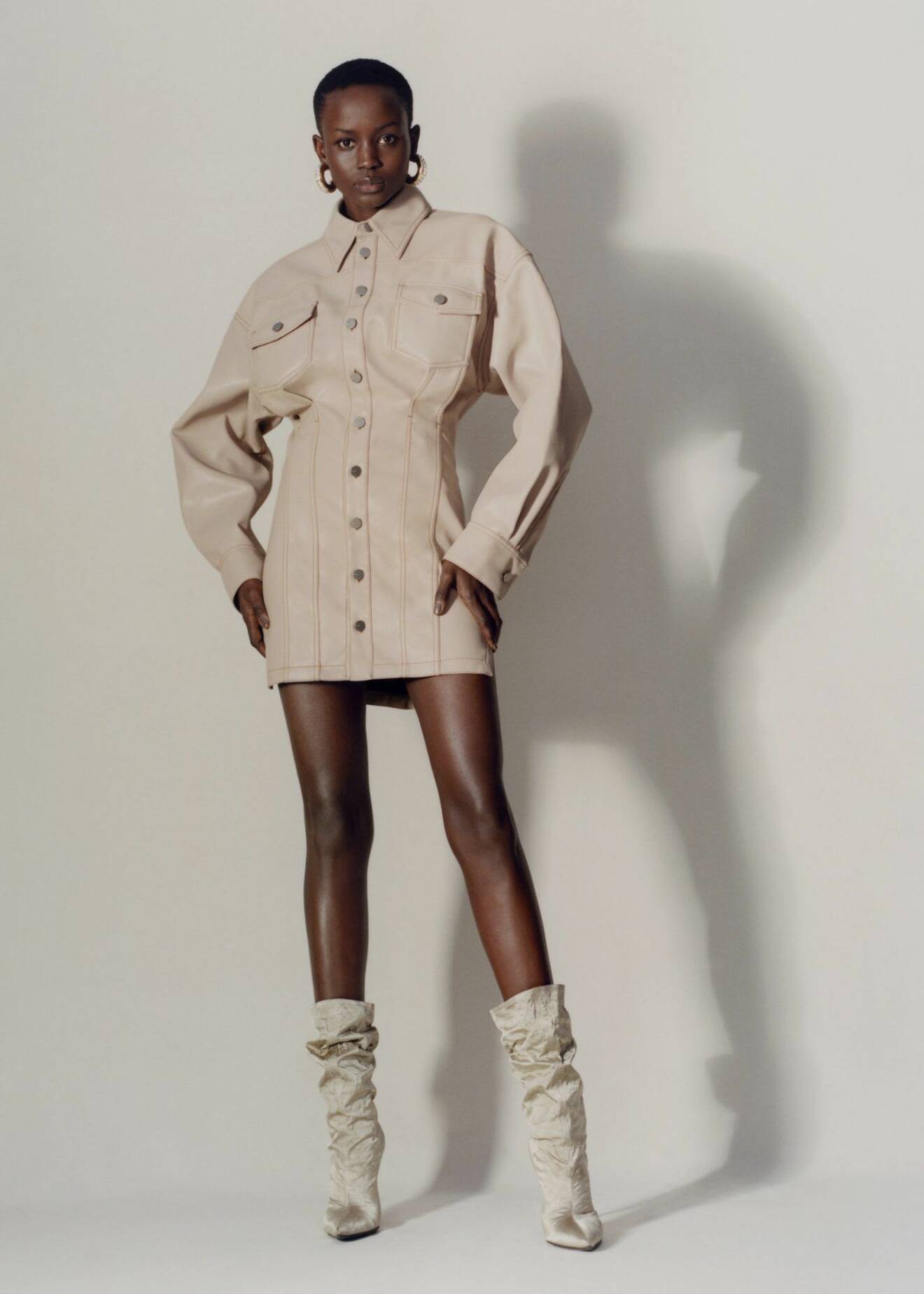 Rihannas Fenty släpper kapselkollektion i konstläder – beige klänning.