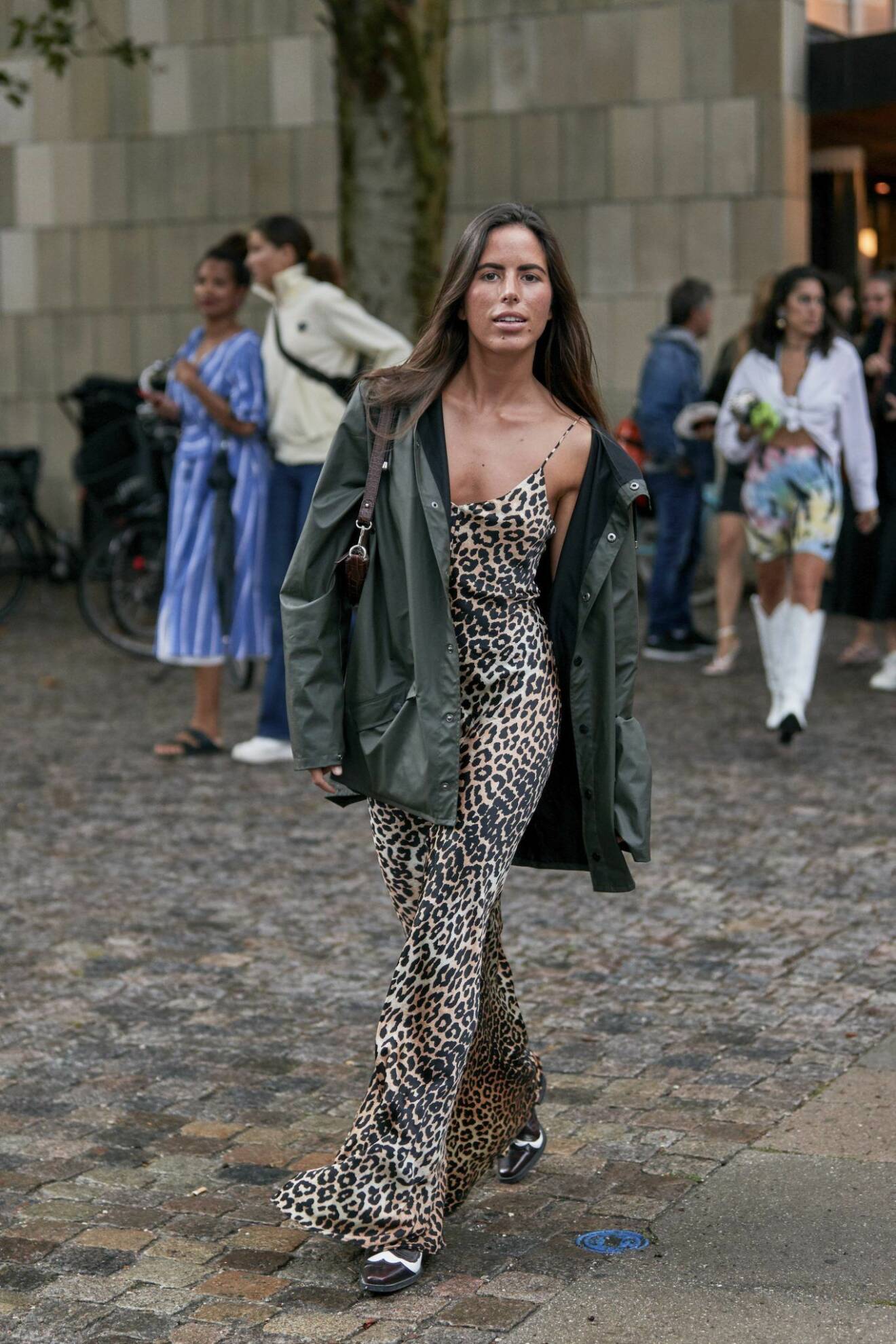 Slipklänning i leopard från streetstyle under modevecka i Köpenhamn.