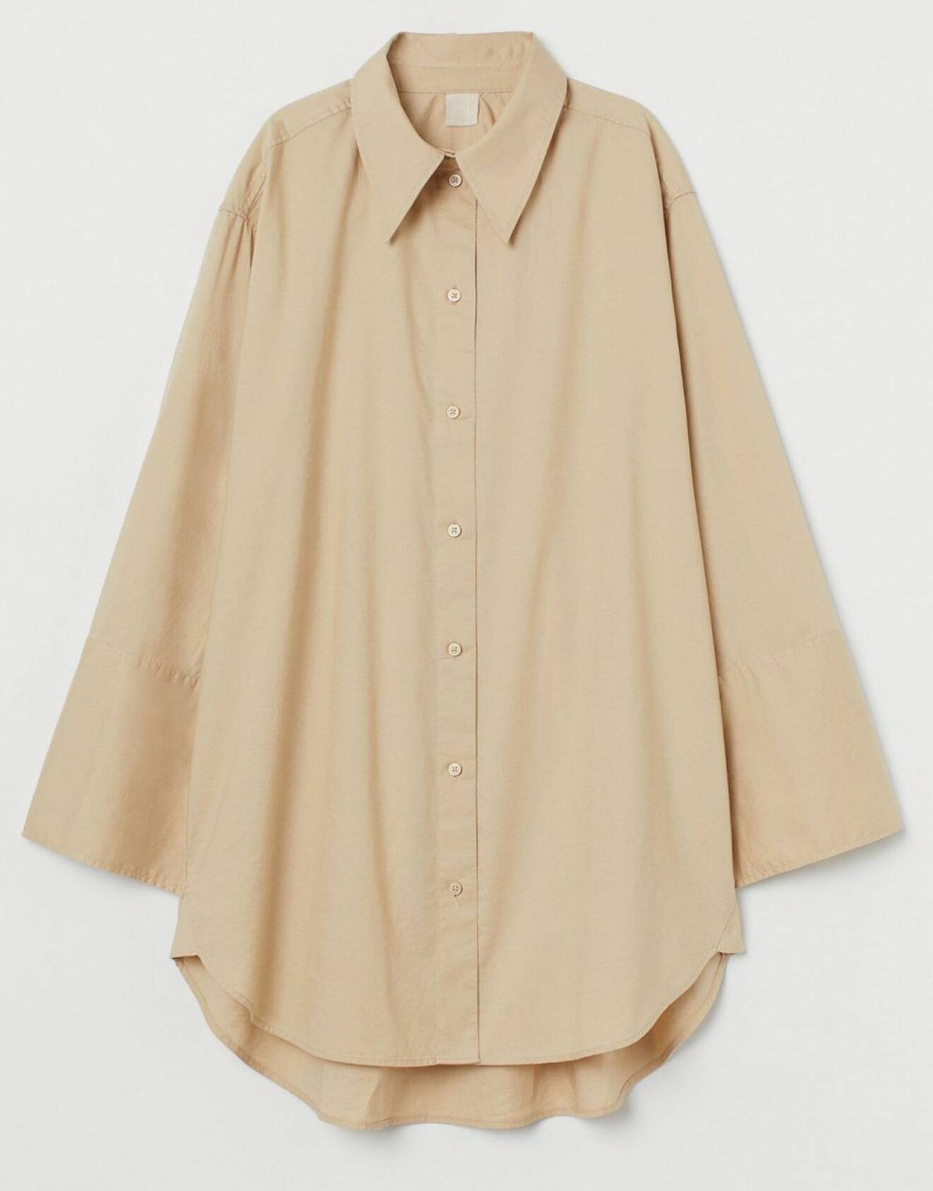 Sandfärgad oversized skjorta med voluminösa ärmar från H&M.