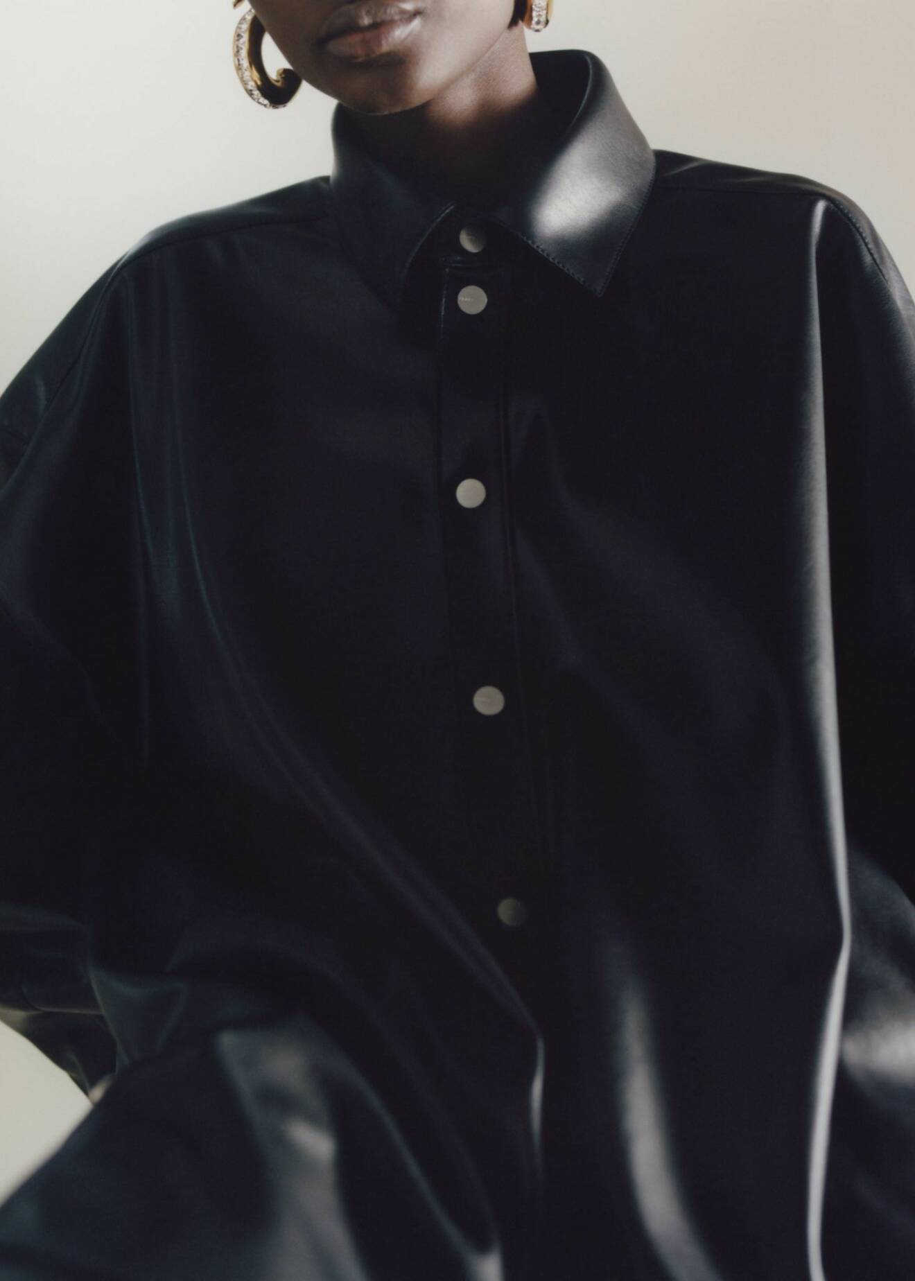 Rihannas Fenty släpper kapselkollektion i konstläder – svart skjorta.