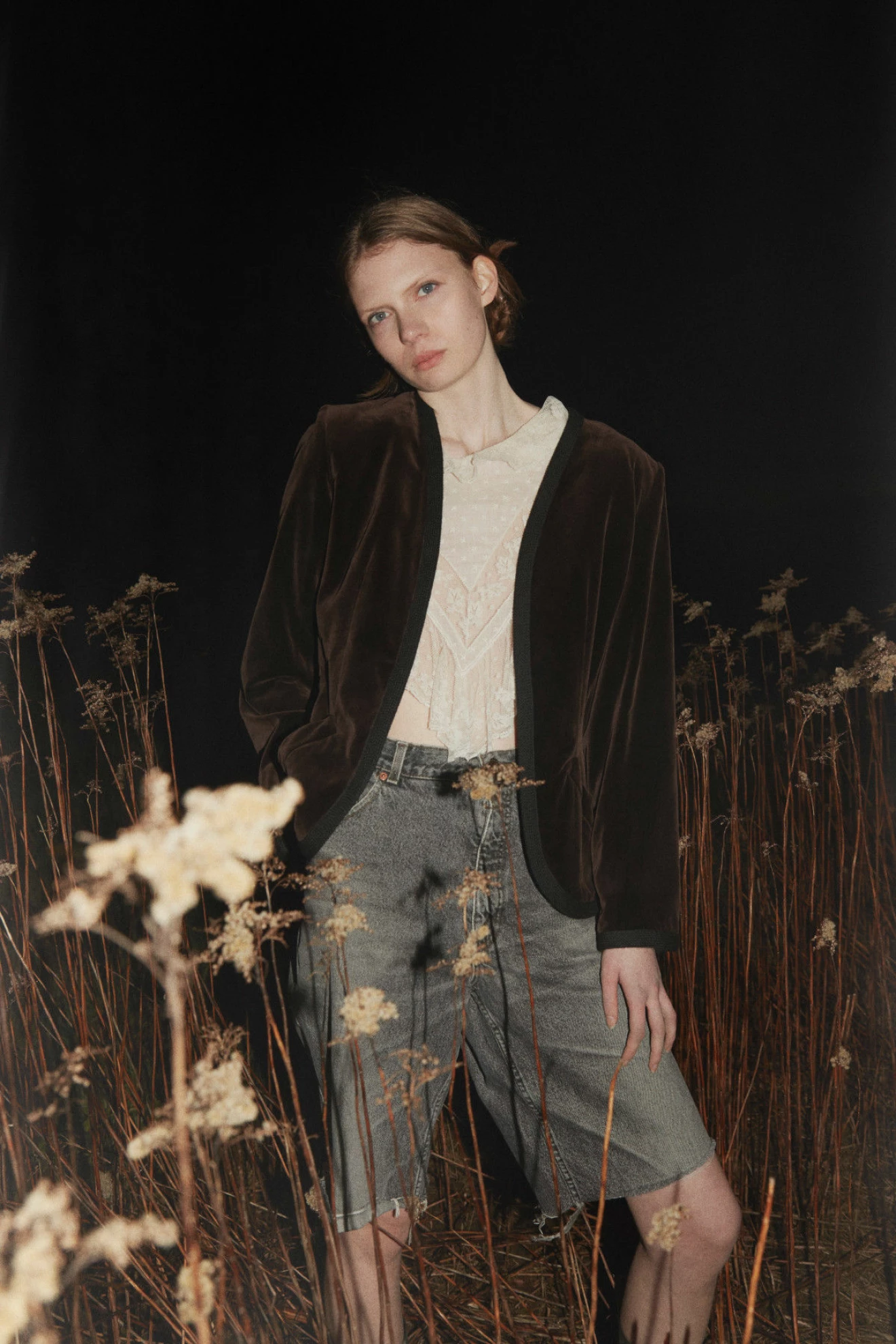 Vintage kläder ELLE 2020 tjej på en äng