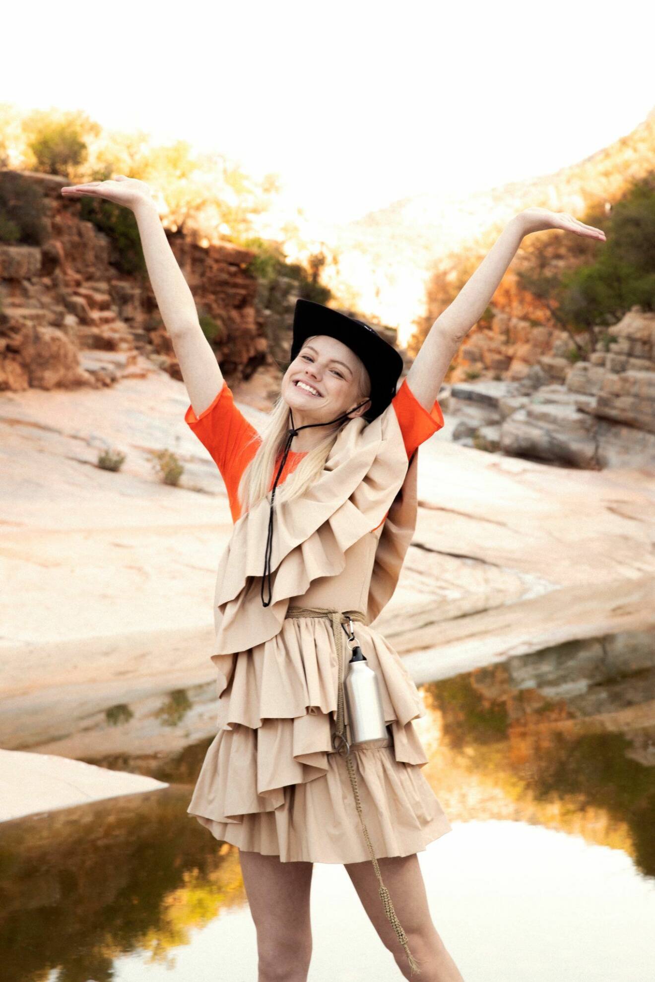 Beige klänning från H&M Conscious Exclusive, så stylar du den sportiga trenden 2020
