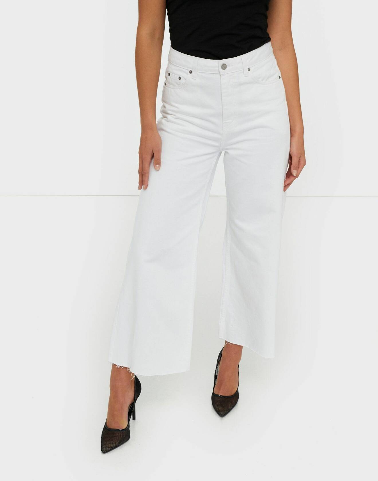 Ännu ett prisvärt par i vitt och vida byxben men dessa jeans är från Dr. Denim.