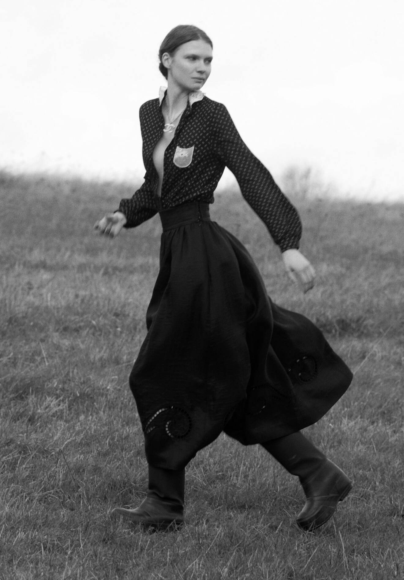 Vintage kläder ELLE 2020 tjej springer i en svart klänning