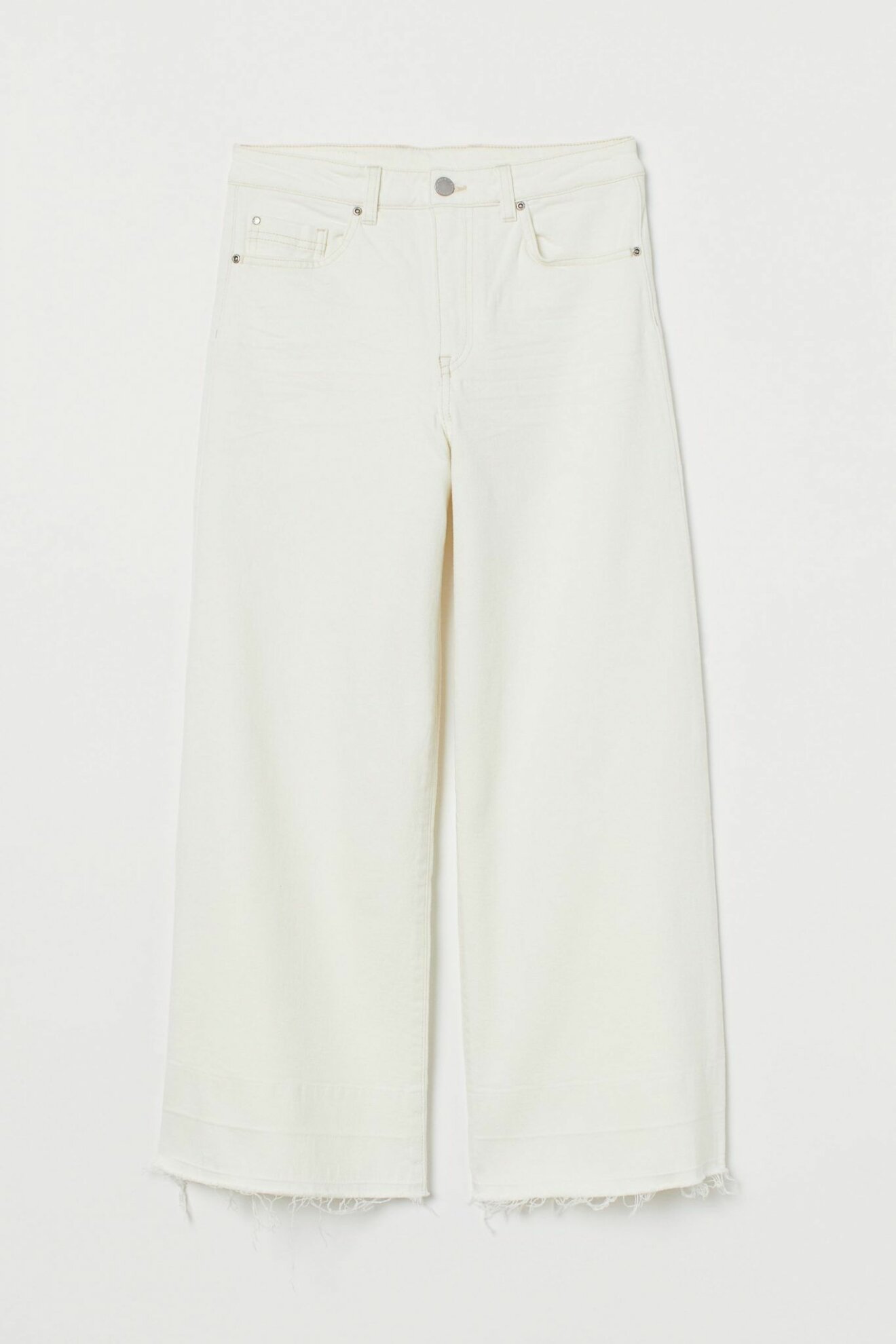 Vida jeans i vitt med avklippta byxben från H&M.