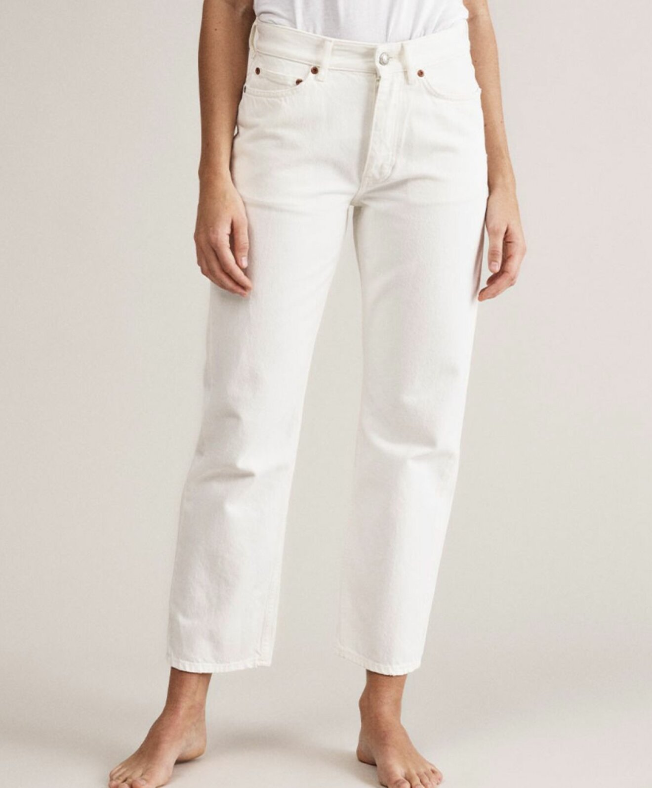 Won Hundred erbjuder dessa vita jeans i "mom jeans" modell där hög midja och något avsmalnande ben står i fokus.