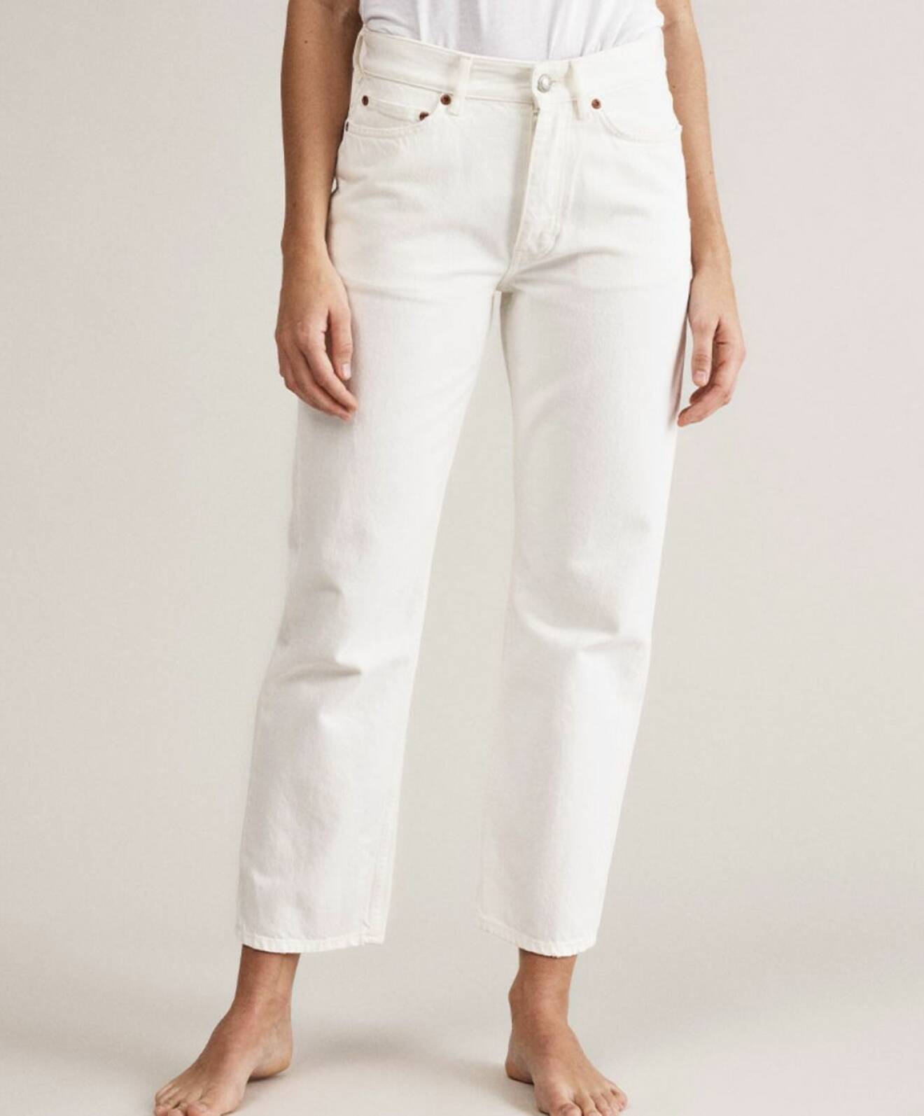 Won Hundred erbjuder dessa vita jeans i "mom jeans" modell där hög midja och något avsmalnande ben står i fokus.