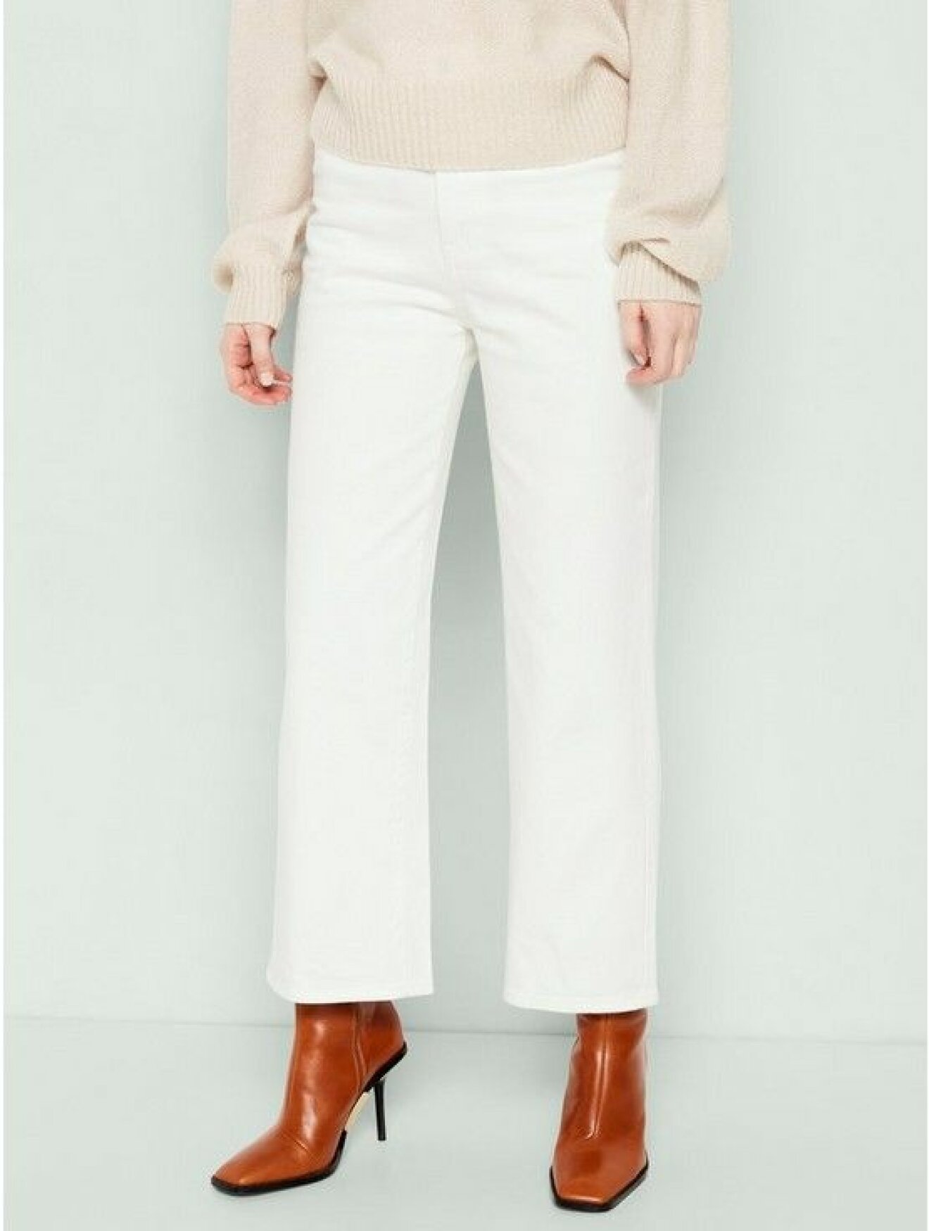 Även Lindex har snygga vita jeans och vi gillar dessa med rak modell och hög midja