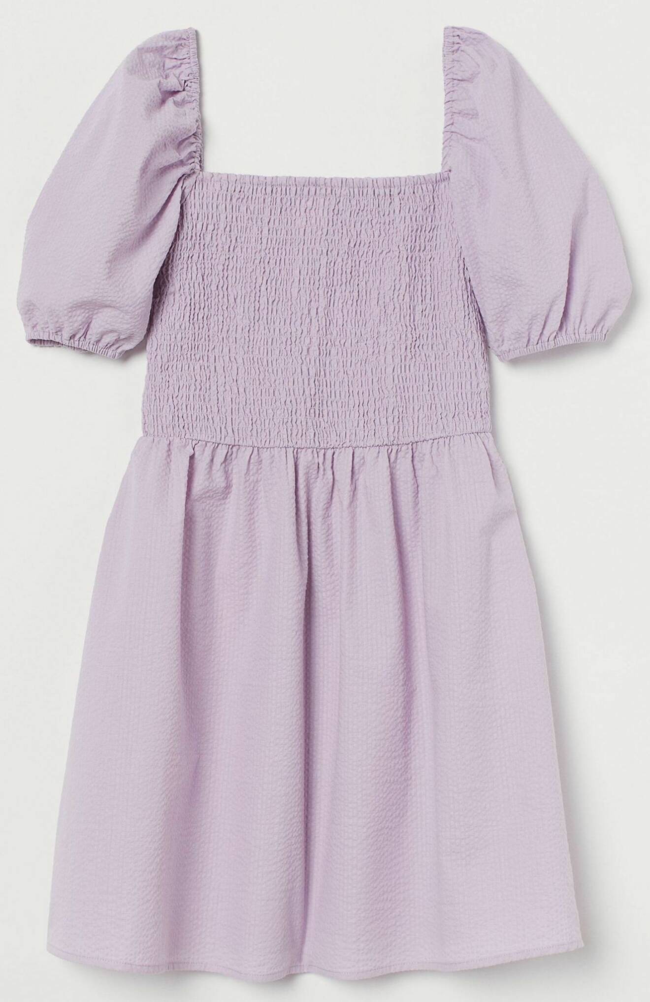 lavendelila klänning med puffärmar från H&M.