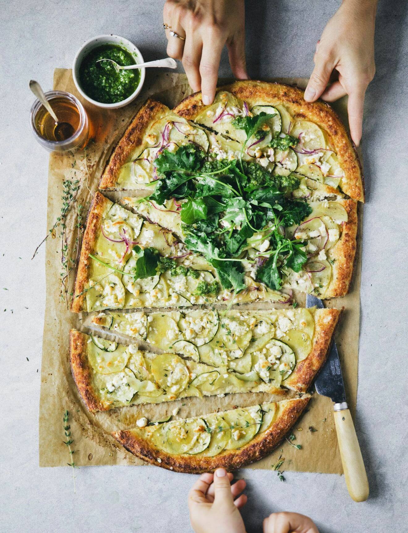 Recept på blomkålspizza med potatis och zucchini