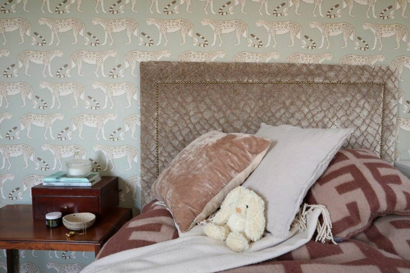 Mönstrade tapeter och mjuka textilier i dottern Dianas rum hemma hos Andrea Brodin