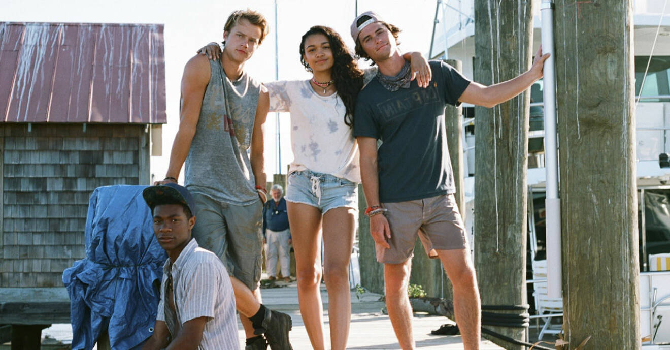 Skådespelarna i Outer Banks står på en brygga