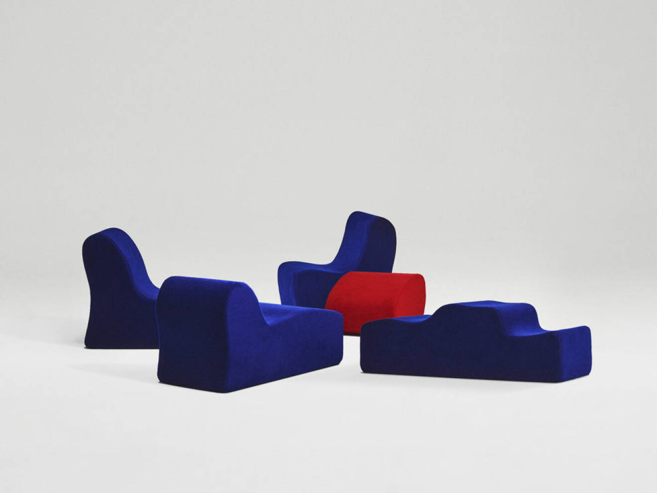 de nya textilierna från Kvadrat använts på Roberto Mottas klassiker Malitte Seating System från 1966